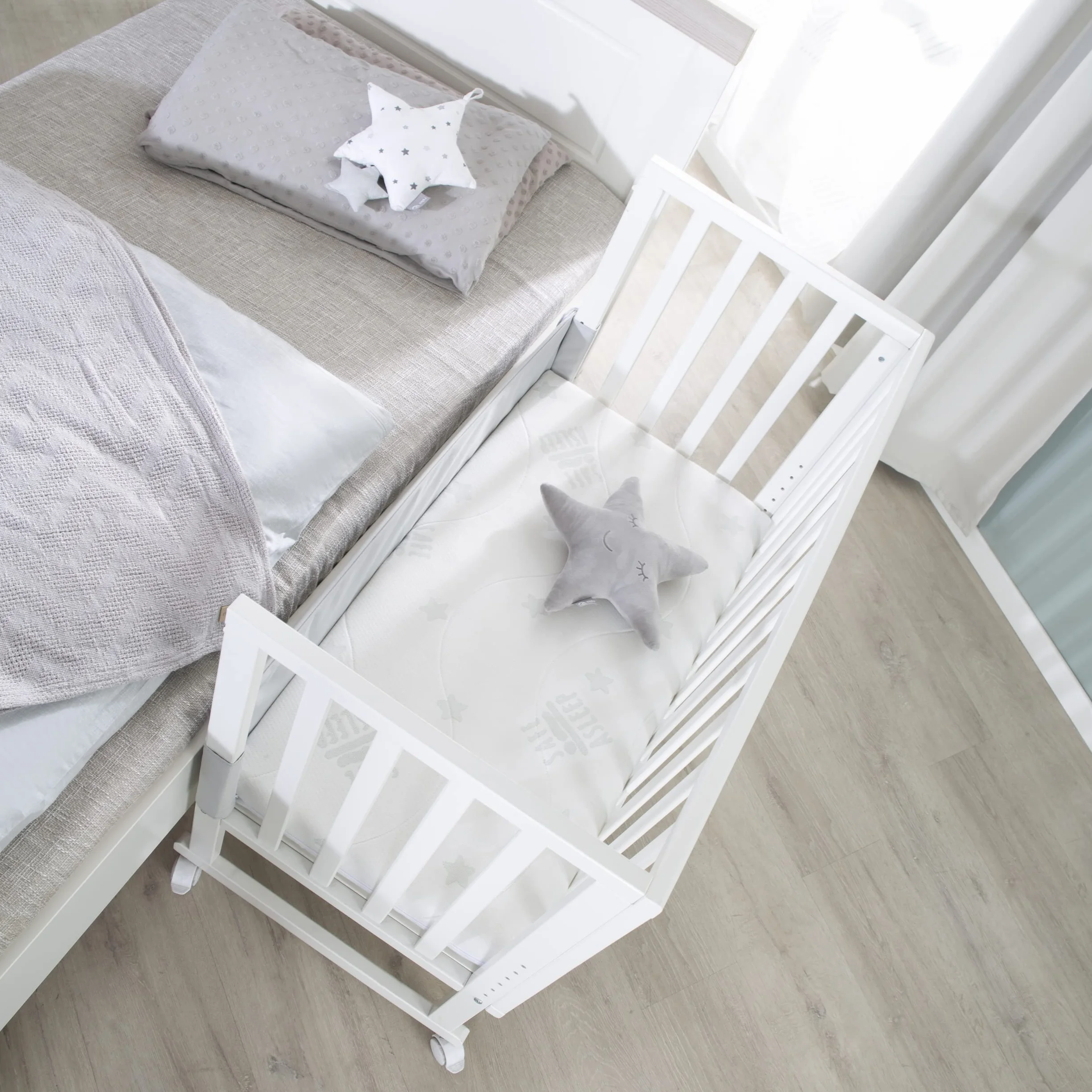 roba Łóżeczko pokojowe i przyścienna kołyska safe asleep 3 w 1-45 x 90 cm - Regulowana wysokość - Zestaw łóżeczka dla niemowląt - Drewno w kolorze białym