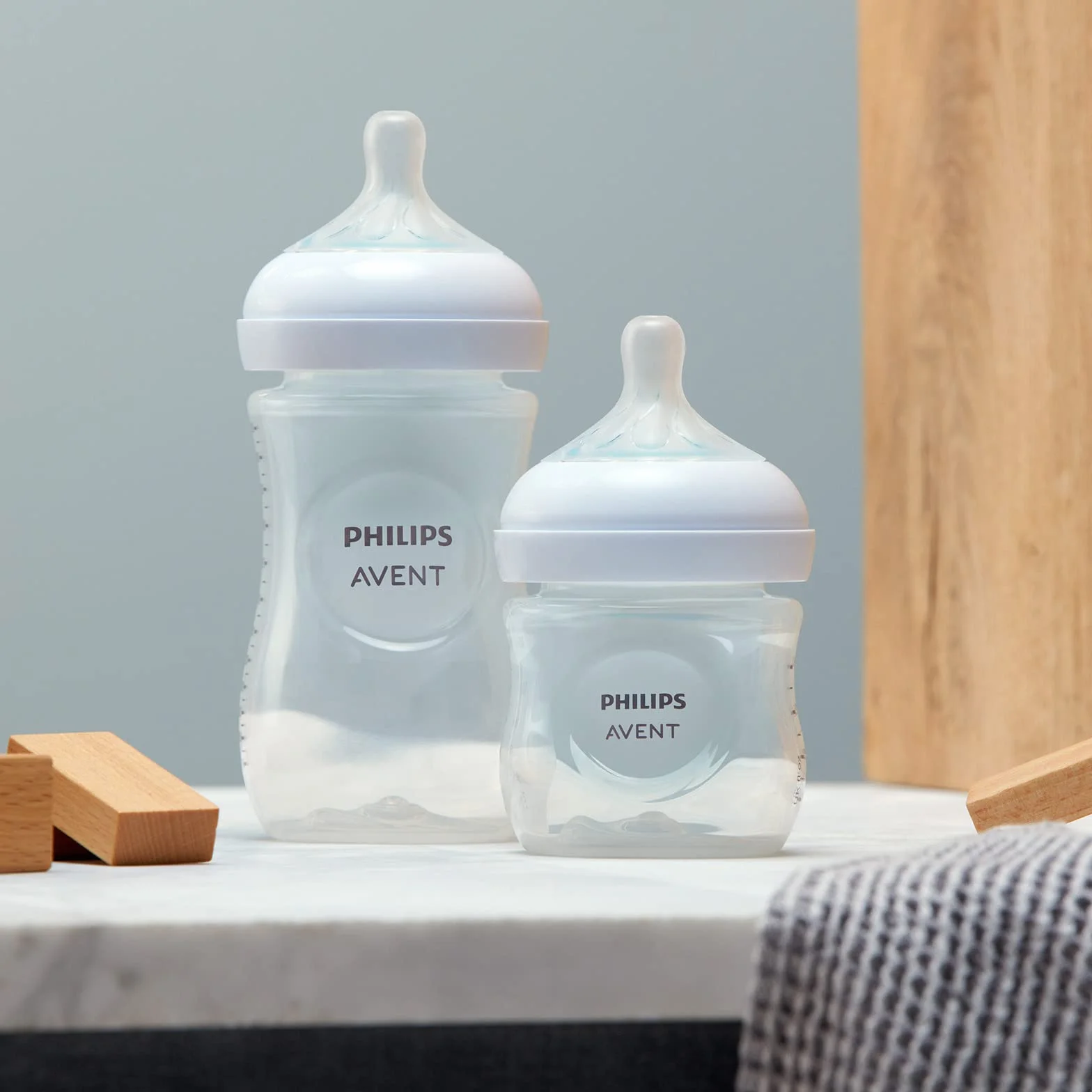 Philips Avent Zestaw butelek Natural z Responsywnym smoczkiem dla noworodków—4 butelki dla niemowląt, 2 smoczki, smoczek Ultra Soft i szczotka do butelek, wiek: 0–12 miesięcyi (model SCD838/13)
