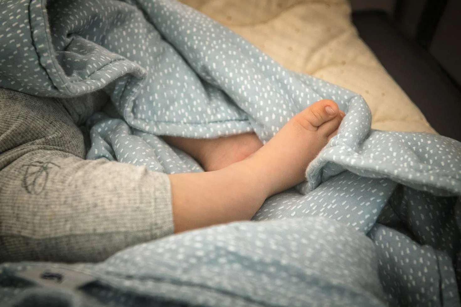 Hauck Sleep N Play Go Plus 4-częściowe łóżeczko turystyczne, od urodzenia do 15 kg, z bocznym wyjściem, składanym dnem, kółkami, torbą do przechowywania, składane kompaktowo