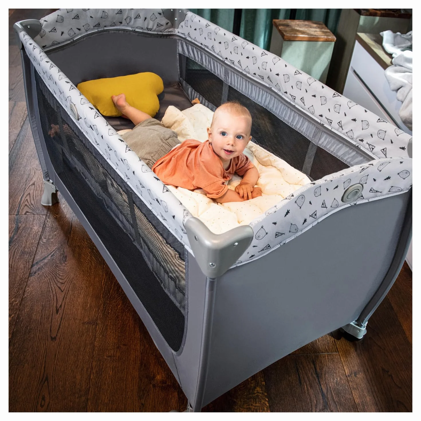 Hauck Zestaw łóżeczek Sleep N Play Center dla niemowląt i małych dzieci od urodzenia do 15 kg, 120 x 60 cm, stolik przewijany, drugi poziom, kółka, klapa boczna, składany, torba