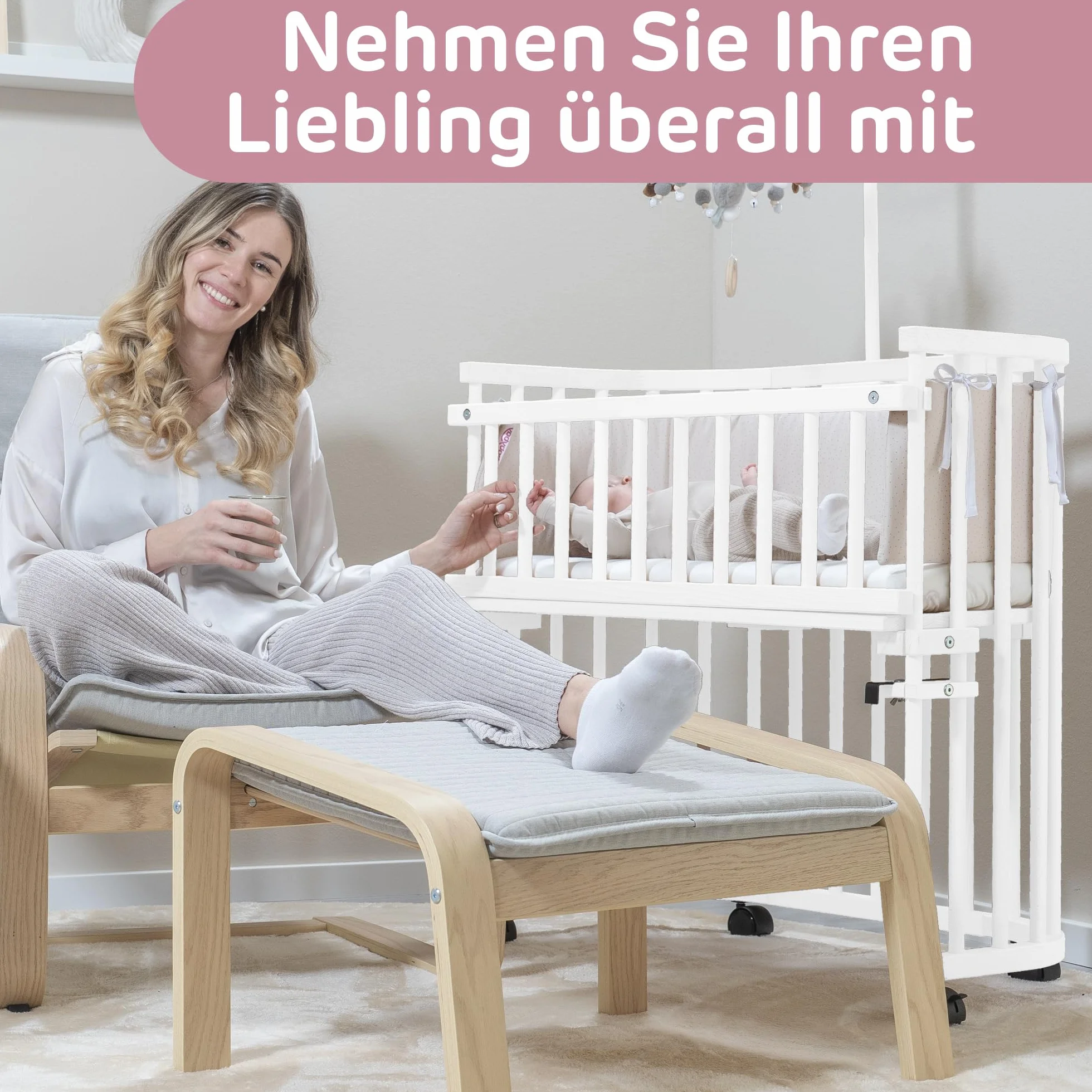 babybay Maxi bardzo duże łóżko dostawne z litego drewna bukowego/łóżko dziecięce, wysokość regulowana bezstopniowo, przyjazne dla środowiska, z materacem, kratką, rolkami (lakierowane na biało)