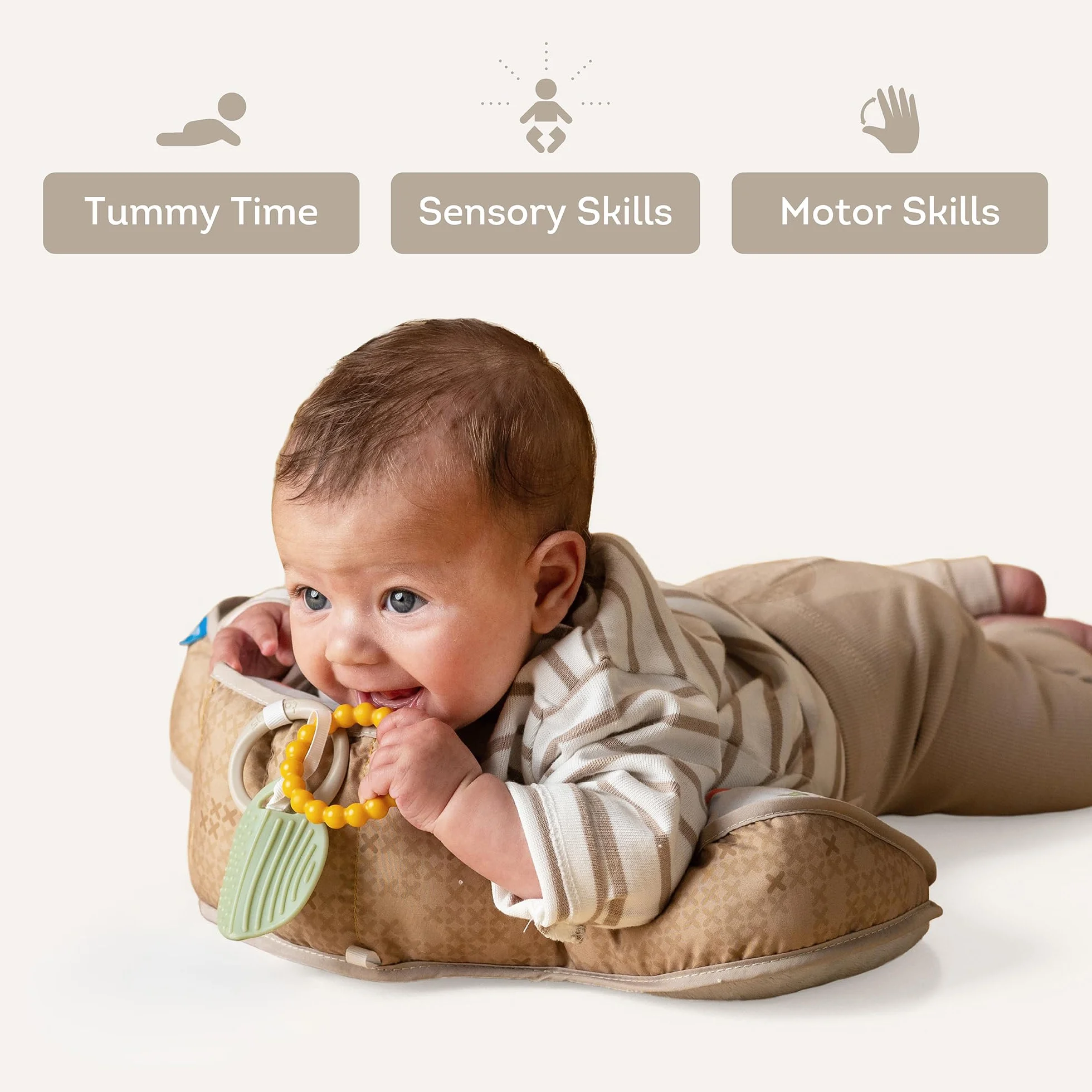 Poduszka Tummy Time Baby Bear 40x27x11 cm z 2 wyjmowanymi zabawkami