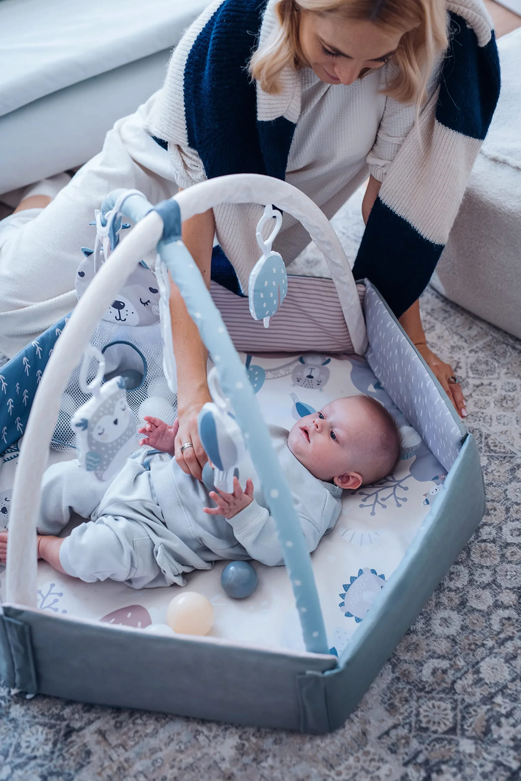 MoMi PASTEL łuk do zabawy z matą do raczkowania 3 w 1 dla dzieci od urodzenia, mata do aktywności sensorycznej z 2 arkuszami, kąpiel z piłkami, 5 zabawek, 30 piłek z torbą, poduszka do raczkowania