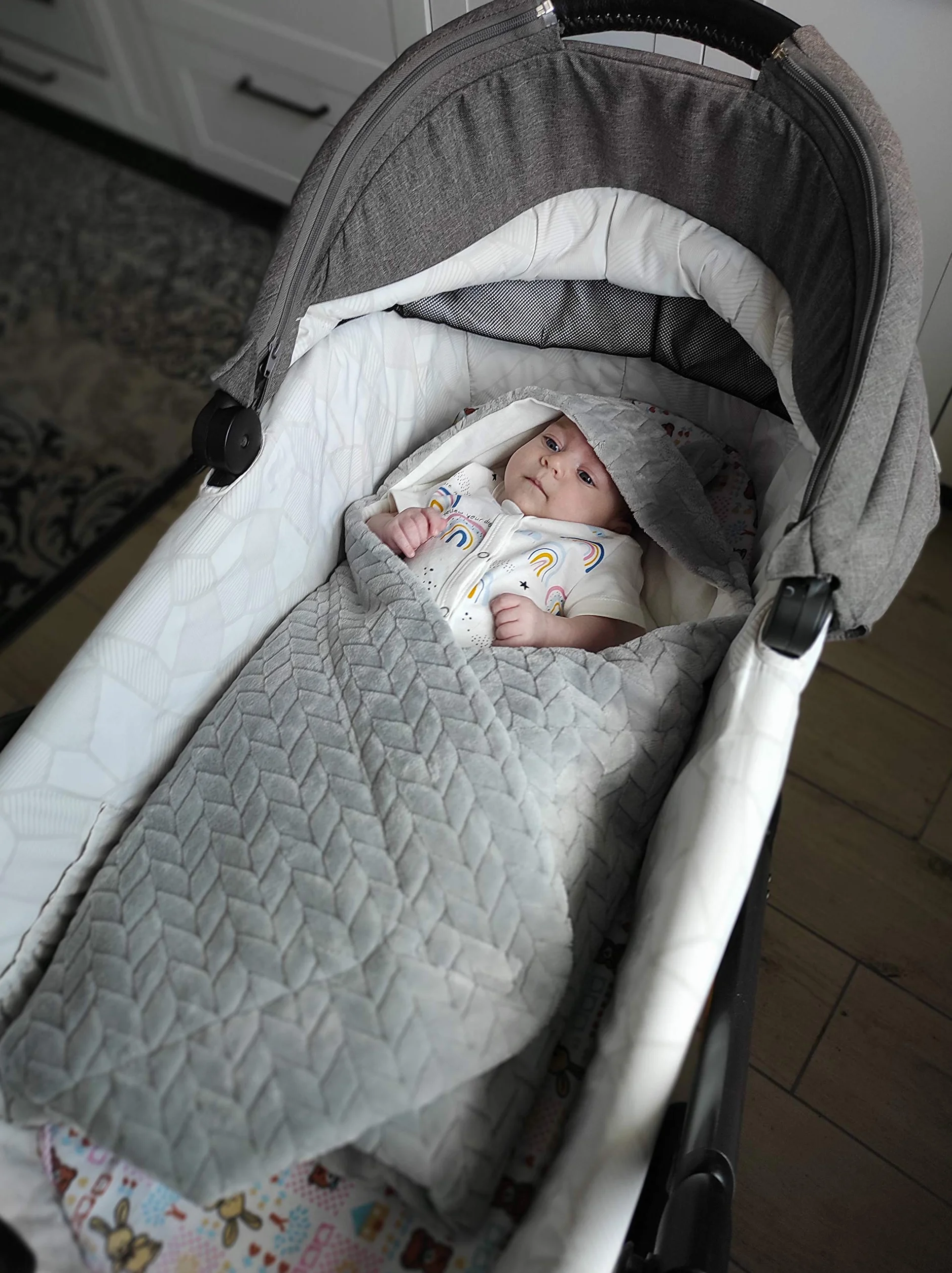 DANKA Koc do fotelika dla niemowląt Maxi Cosi 80 x 80 cm z kapturem całoroczny szary