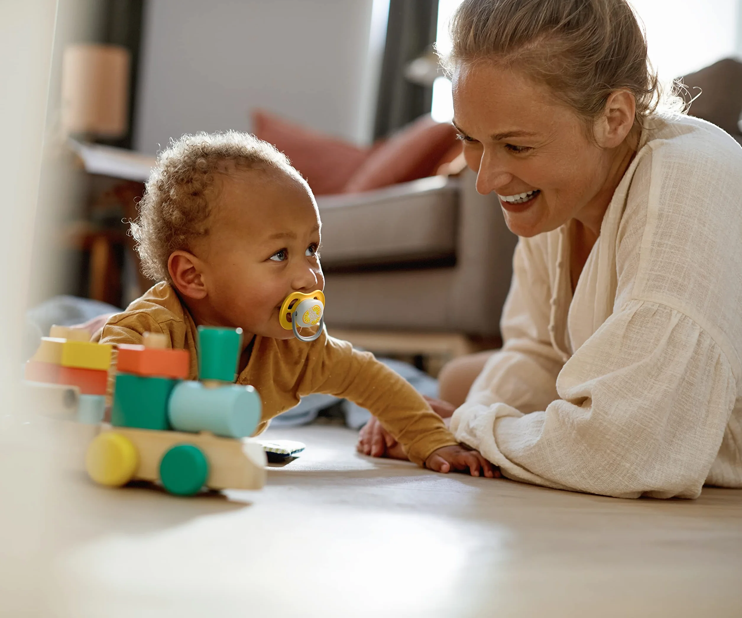 Smoczek Ultra Air Philips Avent, dla dzieci od 6 do 18 miesiąca życia, ortodontyczny i bez bisfenolu A, 2 szt., w zestawie sterylizator/torba do przenoszenia, SCF080/18