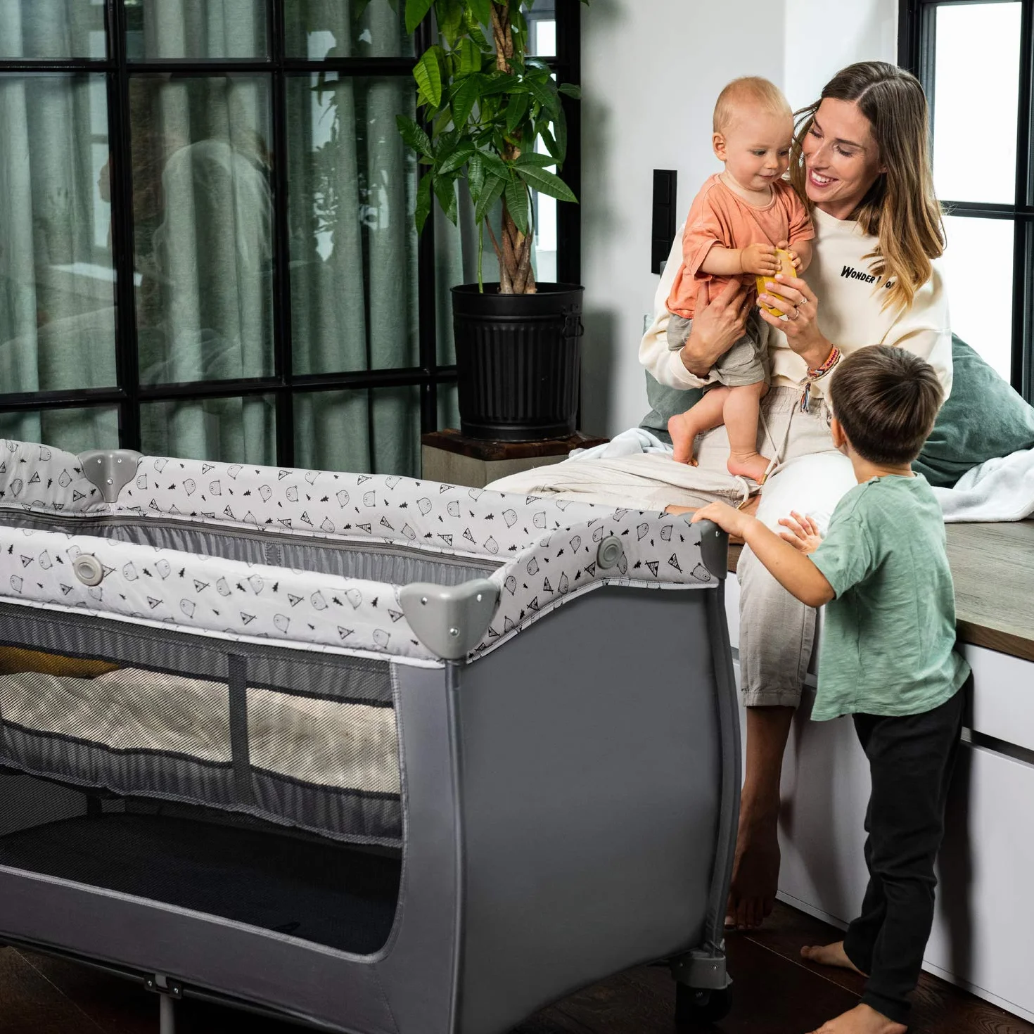 Hauck Zestaw łóżeczek Sleep N Play Center dla niemowląt i małych dzieci od urodzenia do 15 kg, 120 x 60 cm, stolik przewijany, drugi poziom, kółka, klapa boczna, składany, torba