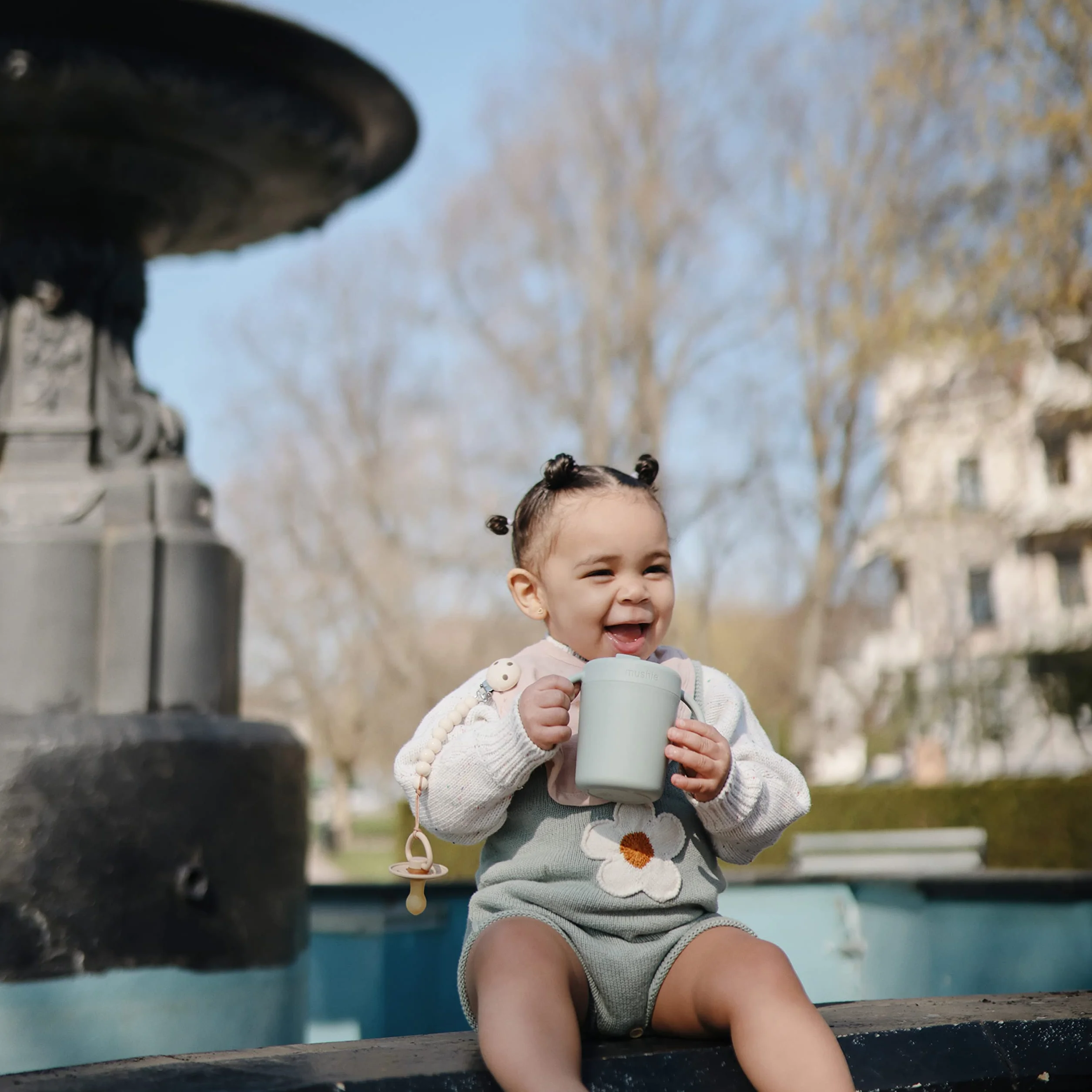 Mushie Trainer Sippy Cup – kubek dla niemowląt bez BPA, ze zdejmowaną pokrywką i uchwytami ułatwiającymi trzymanie – nadaje się do mycia w zmywarce, zaprojektowany w Danii kubek dla maluchów dla