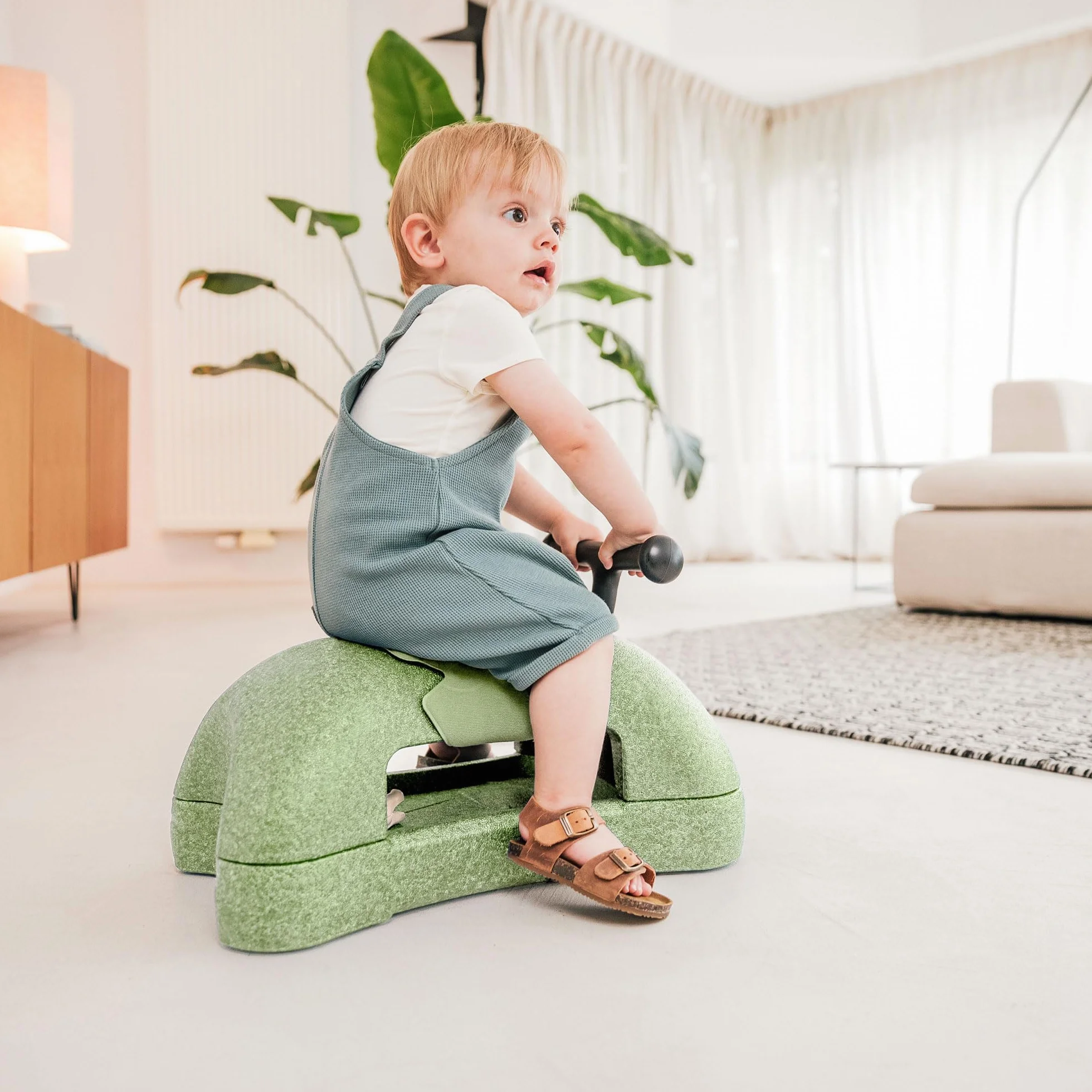 Scoot & Ride My First 96616 ślizgacz 3 w 1 oliwkowy Baby Walker Ride-On Caster-Board od 6 miesięcy do 20 kg