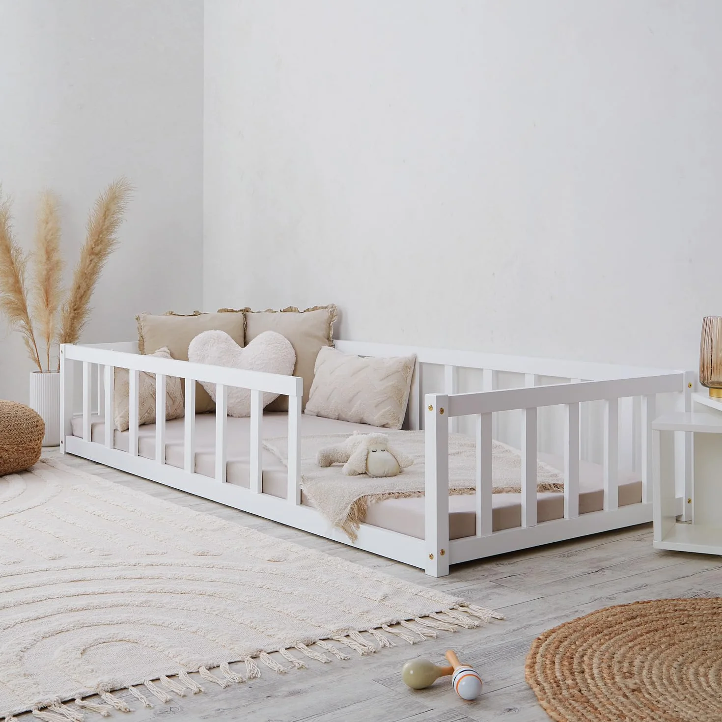 Homestyle4u 2523 - Łóżko dziecięce - z ochroną przed upadkiem - 90 x 200 cm - Łóżko podłogowe Montessori - Stelaż listwowy - Biały