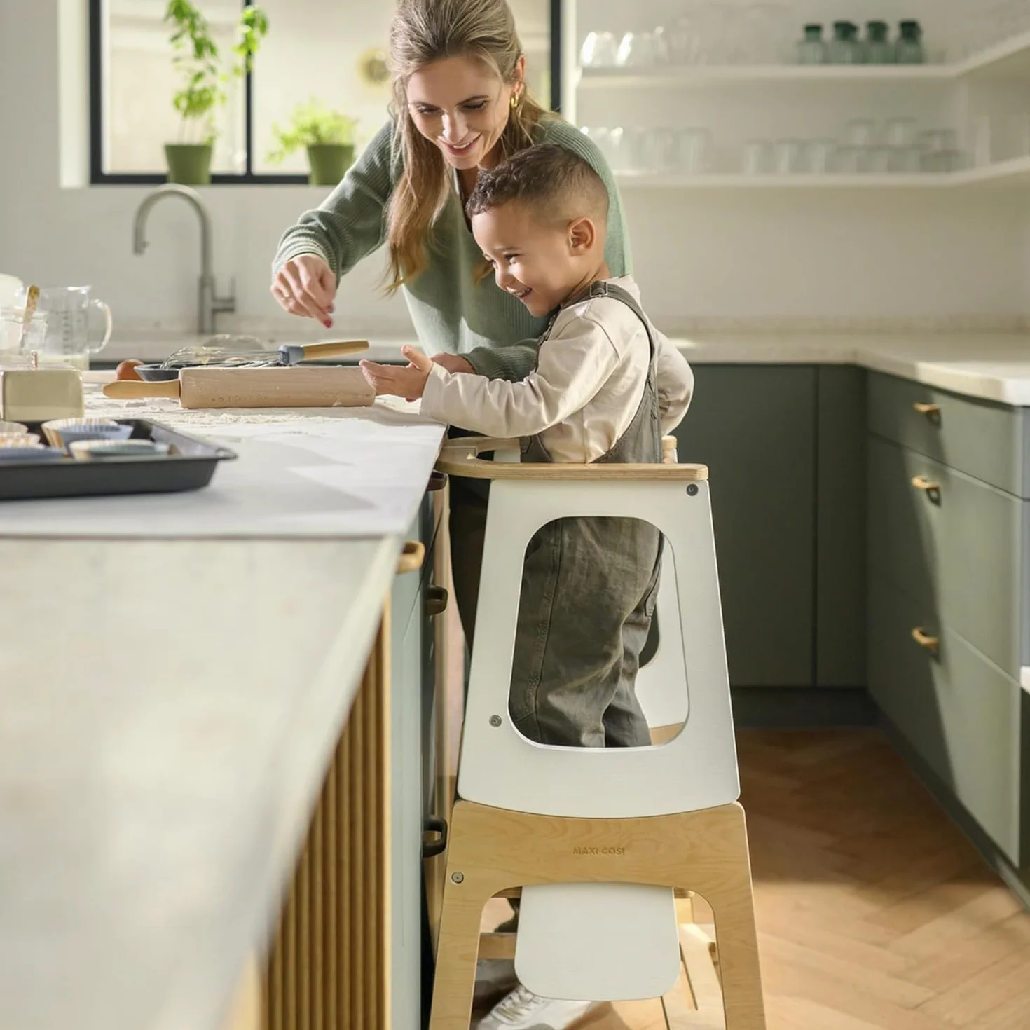 Maxi-Cosi Toucan 3 w 1 Wieża Edukacyjna dla Niemowląt, Montessori Pomocnik Kuchenny Drewniany, 1,5–99+lat, 10–150kg, 3 Ustawienia Wysokości, Stolik+Krzesełkiem, FSC® 100% Certyfikowanego, Natural Wood
