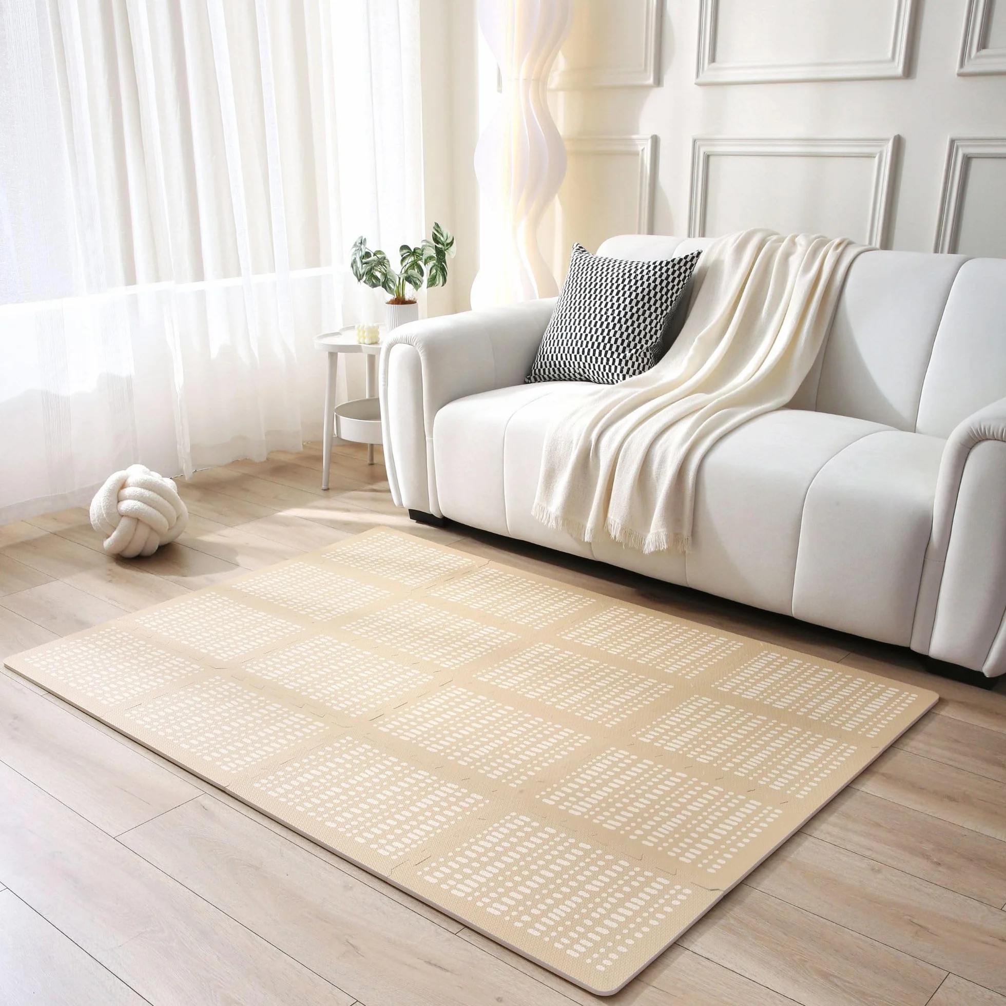 Elegancki dywan do puzzli dla niemowląt 1,7 x 1,2 m Hygge Sand - 16 płytek XL z krawędziami, gruby i miękki, bez szkodliwych substancji, bezwonny, łatwy w pielęgnacji, opakowanie bez plastiku.