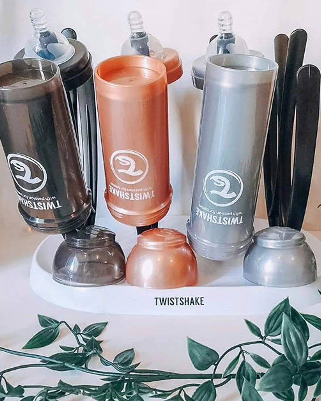 Twistshake Stojak do Suszenia 8 Butelek dla Niemowląt, Antybakteryjny Suszarka do Butelek Smoczki Akcesoria dla Dzieci, Nie Zawiera BPA, Czarny Biały