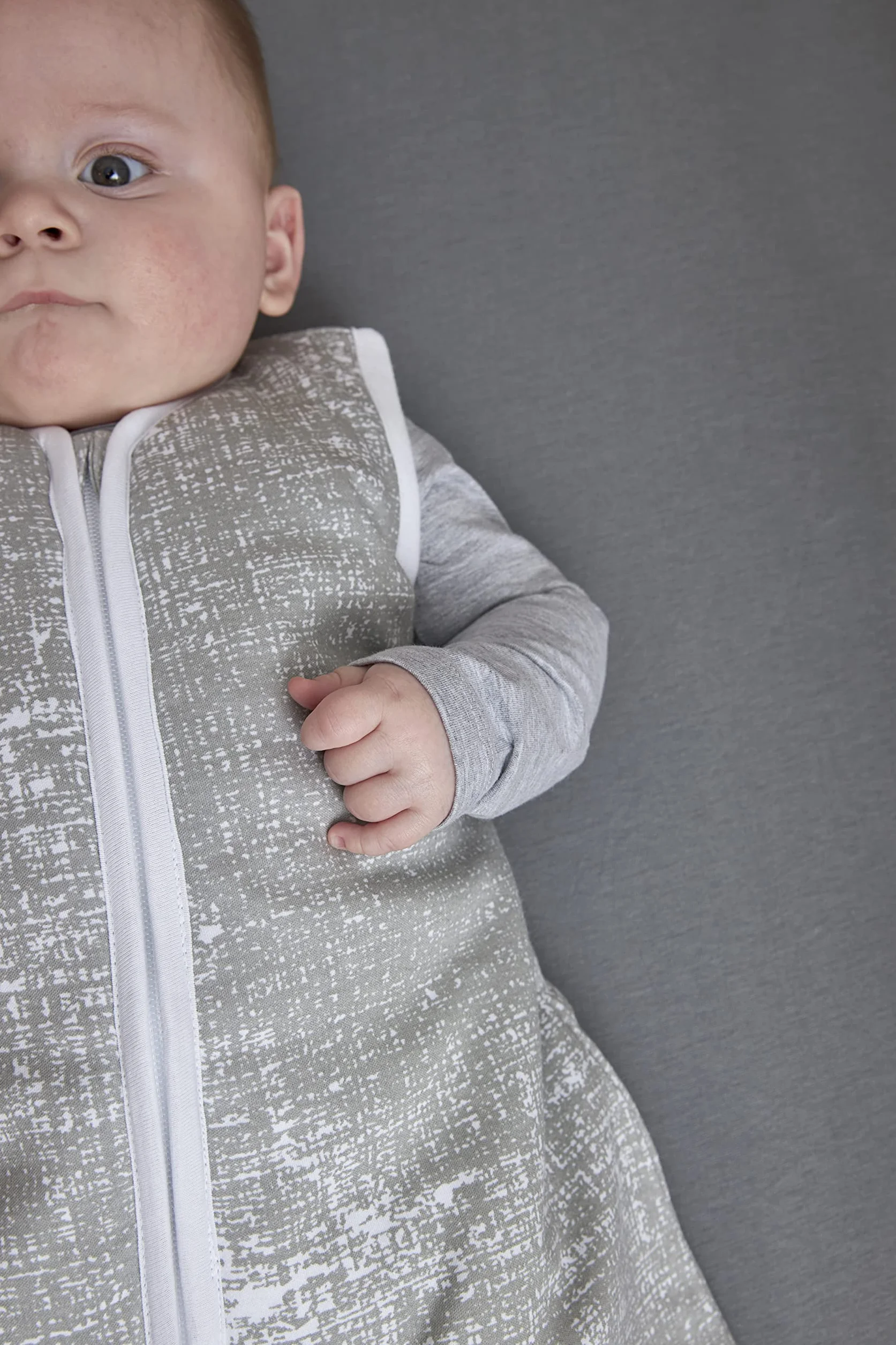 Meyco Baby Uni prześcieradło na materac do kojca (prześcieradło z miękkiego dżerseju, wykonane w 100% z bawełny, idealnie dopasowane dzięki elastycznej gumce, oddychające, wymiary: 75 x 95 cm), szare