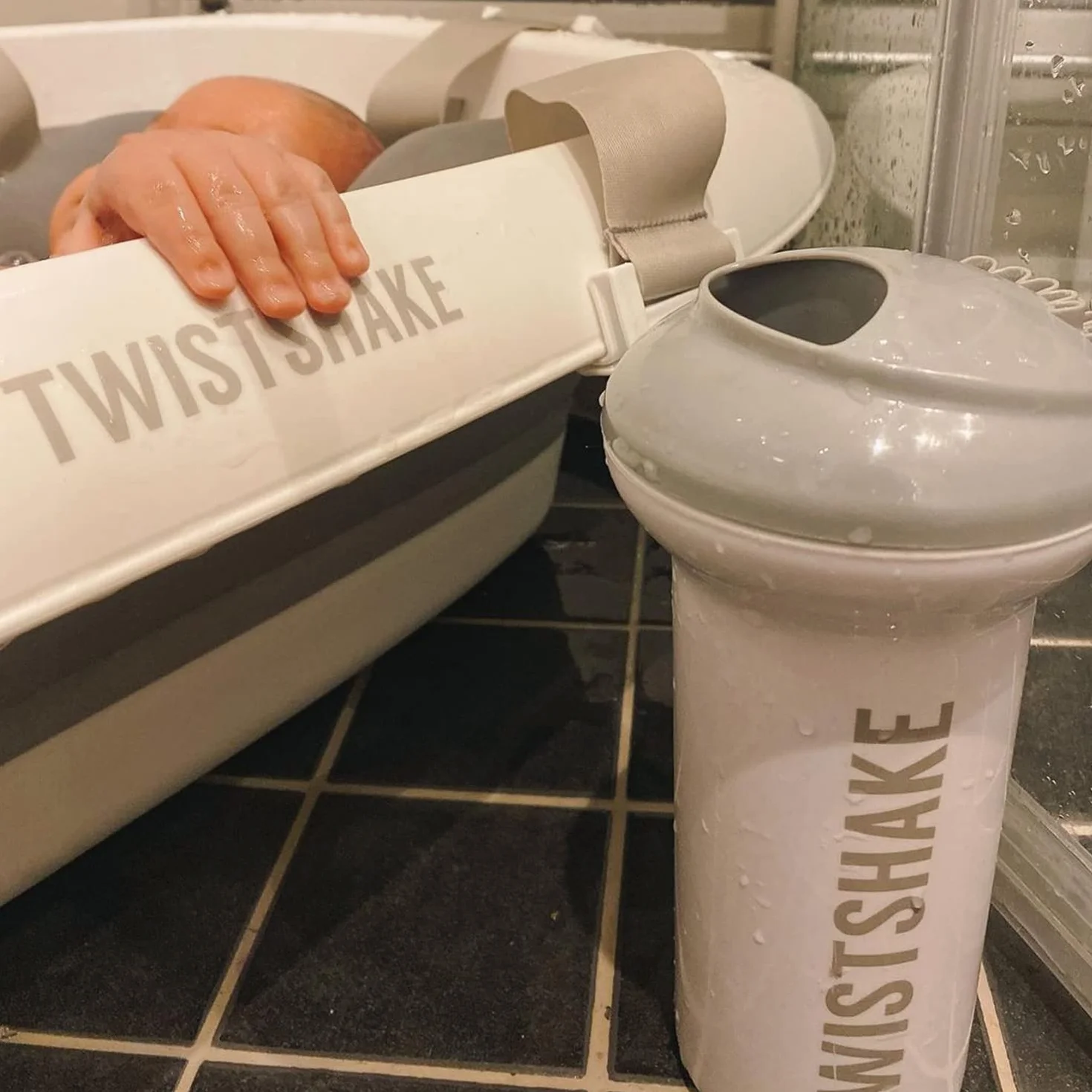 Twistshake Kanna do Kąpieli Dziecka | Myjka Do Włosów | Spłukiwanie Szamponu | Bezpieczna | Ergonomiczna | Wolna od BPA/BPS | Łatwa w Czyszczeniu