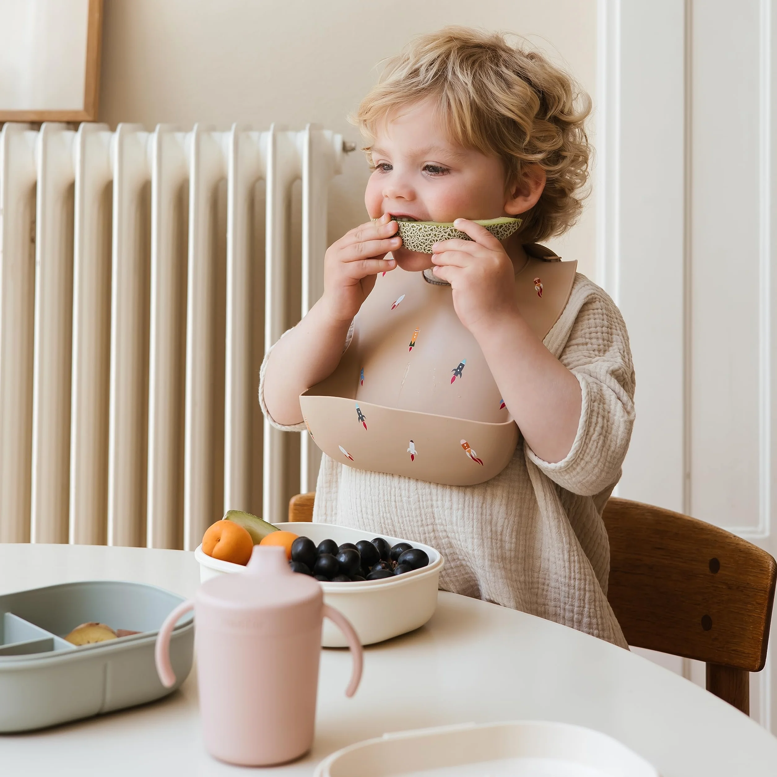 Mushie Silikonowy śliniak dla dziecka Regulowany Wodoodporny 4 Rozmiary Kieszeń BPA Free Rakieta M