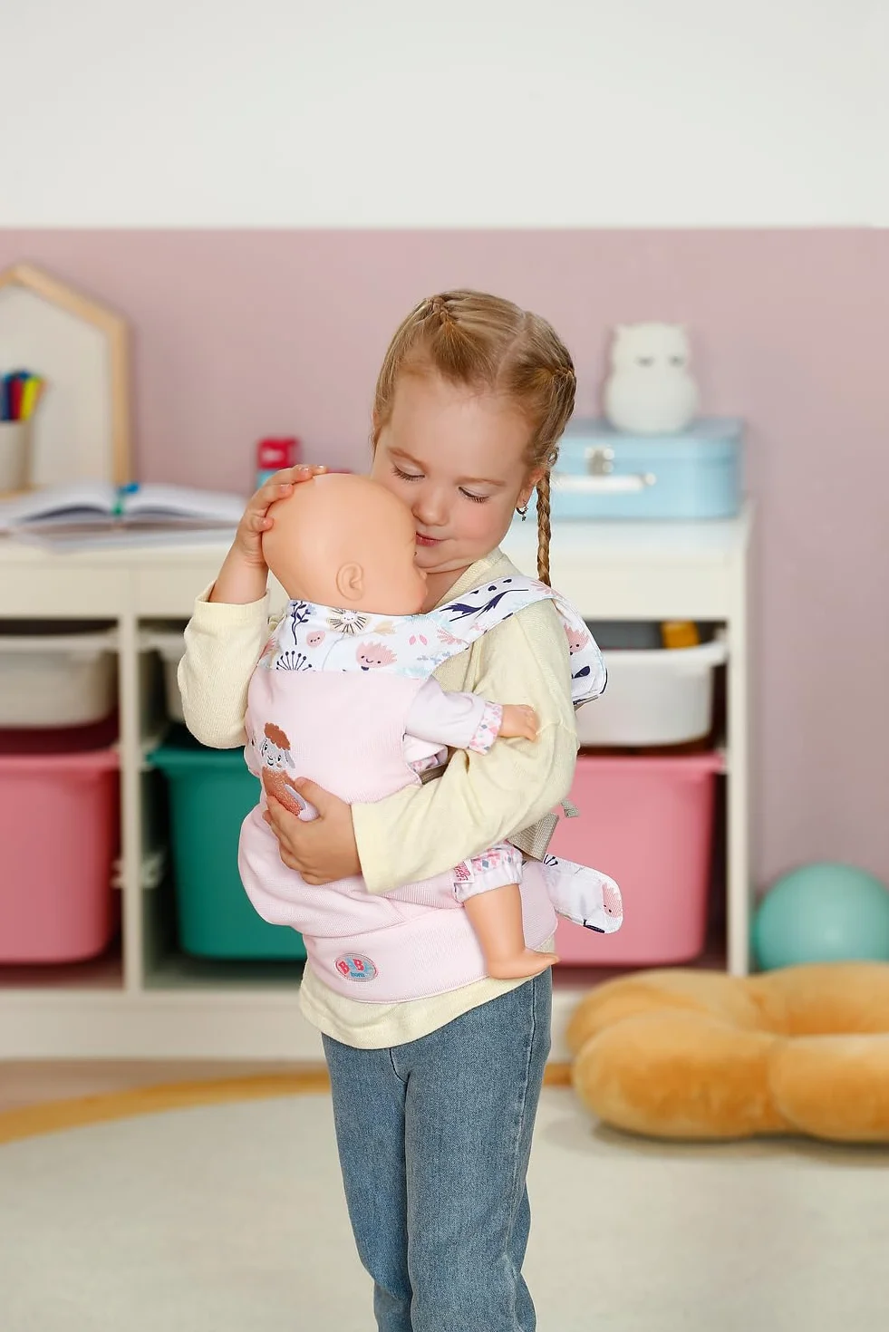 BABY born Nosidełko dla niemowląt, nosidełko dla lalek dla dzieci z 2 kierunkami widzenia i regulowanym paskiem w kolorze różowym z detalami kwiatowymi, nadaje się do lalek o długości 36 i 43 cm