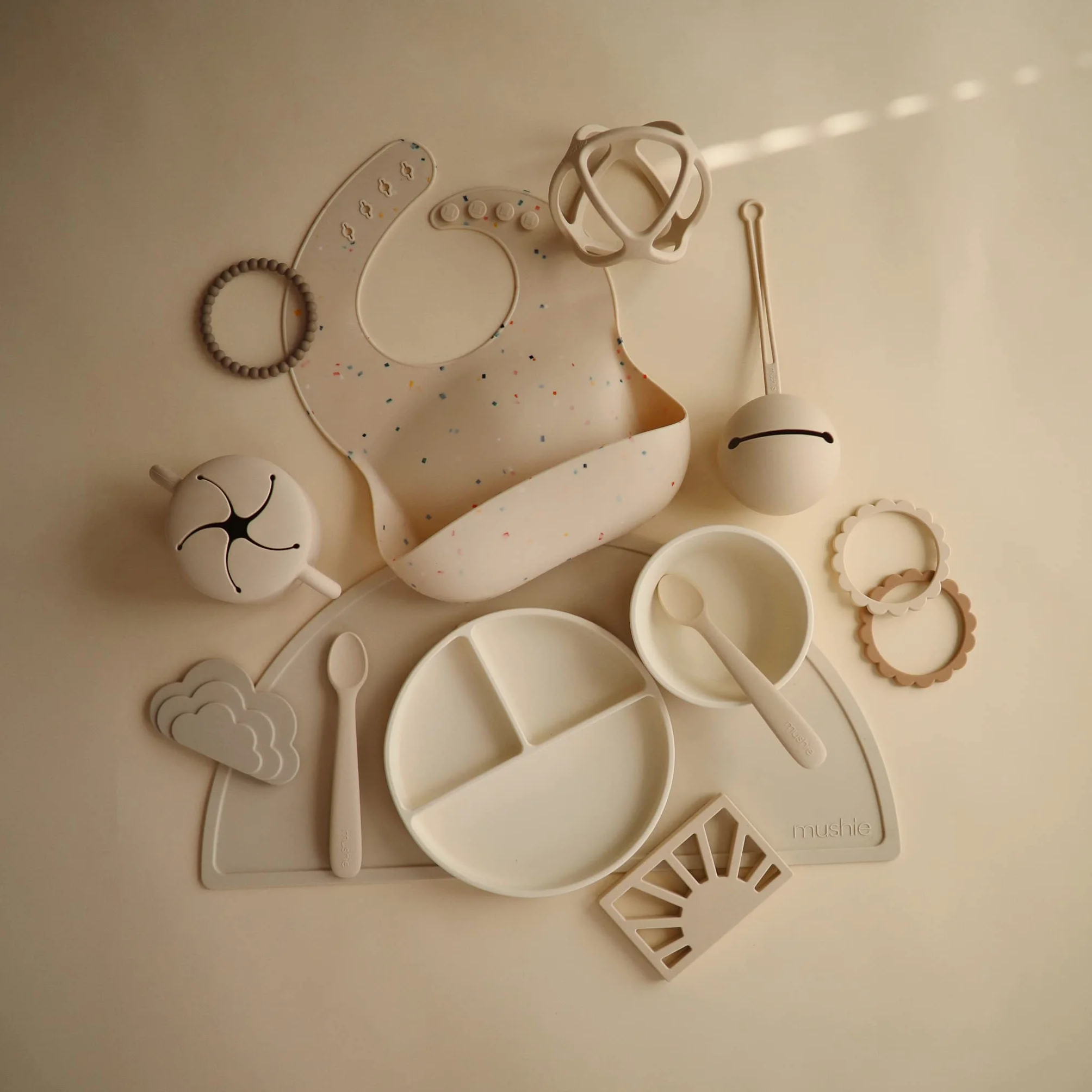 Etui na smoczek do wózka Kula Ball Shifting Sand Mushie