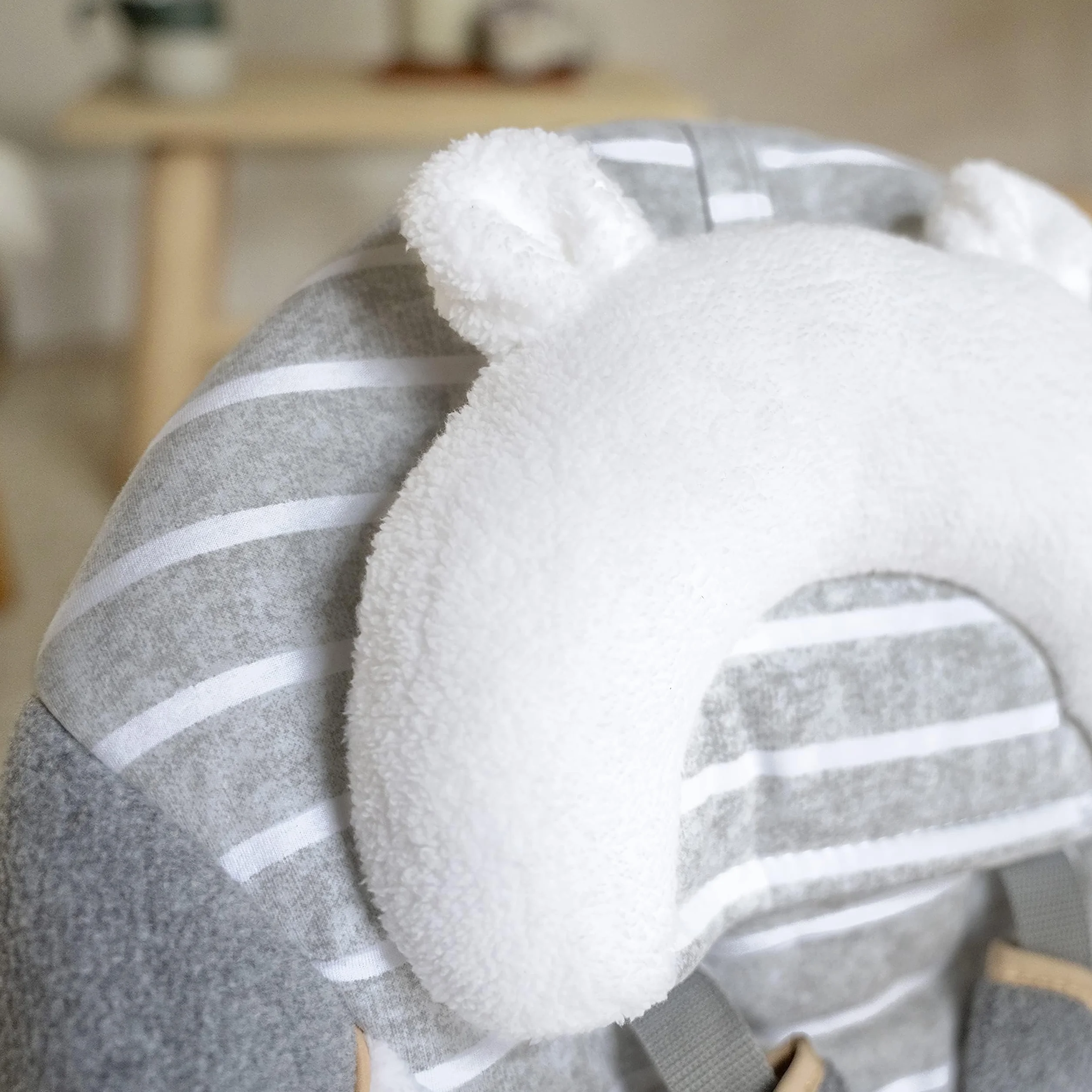 Ingenuity Bella Teddy składana huśtawka dla niemowląt 5 prędkości 8 melodii 5-punktowy pas bezpieczeństwa