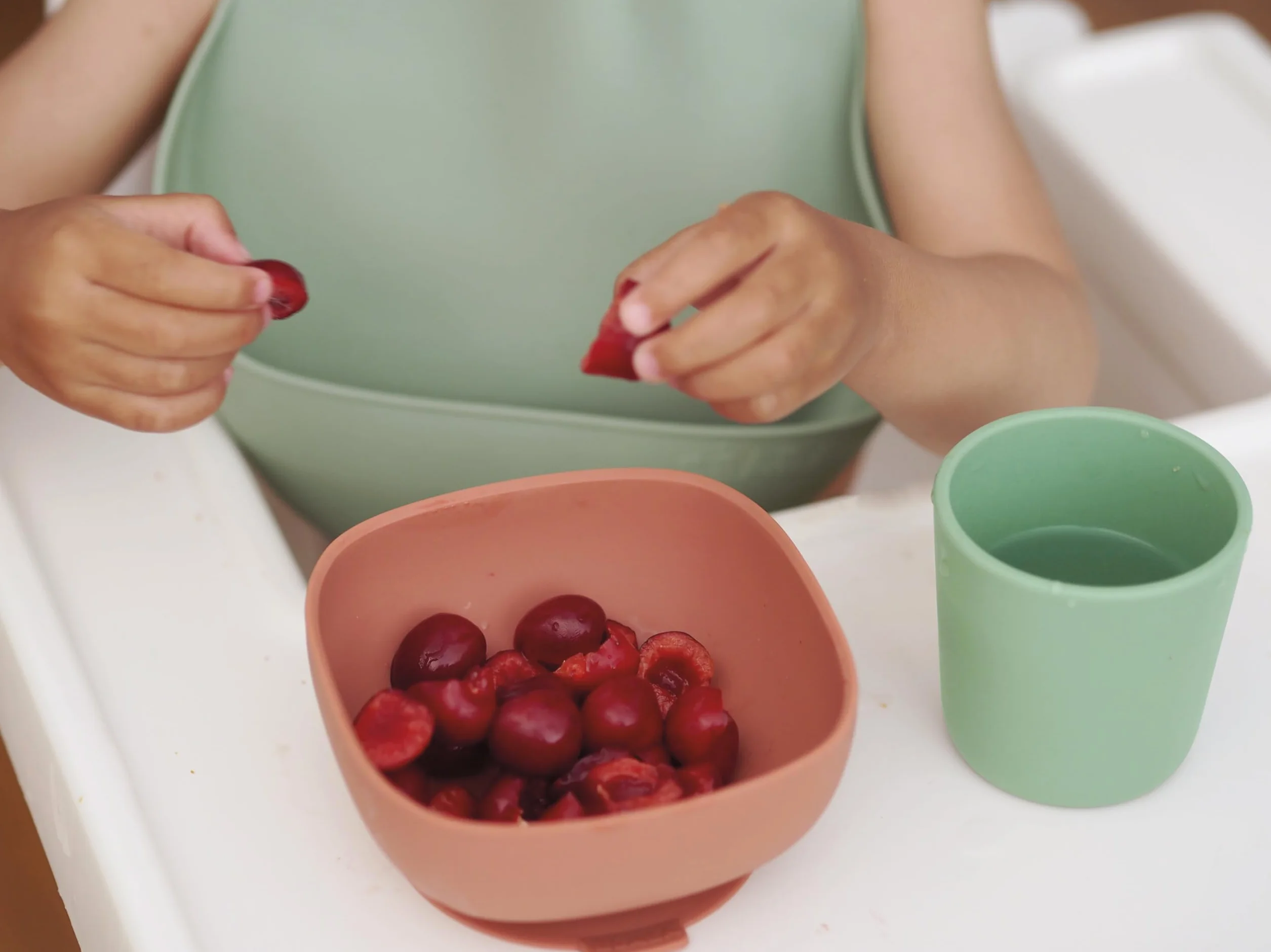 BÉABA wodoodporny silikonowy śliniak dla niemowląt regulowany duża kieszeń na jedzenie szałwiowa zieleń