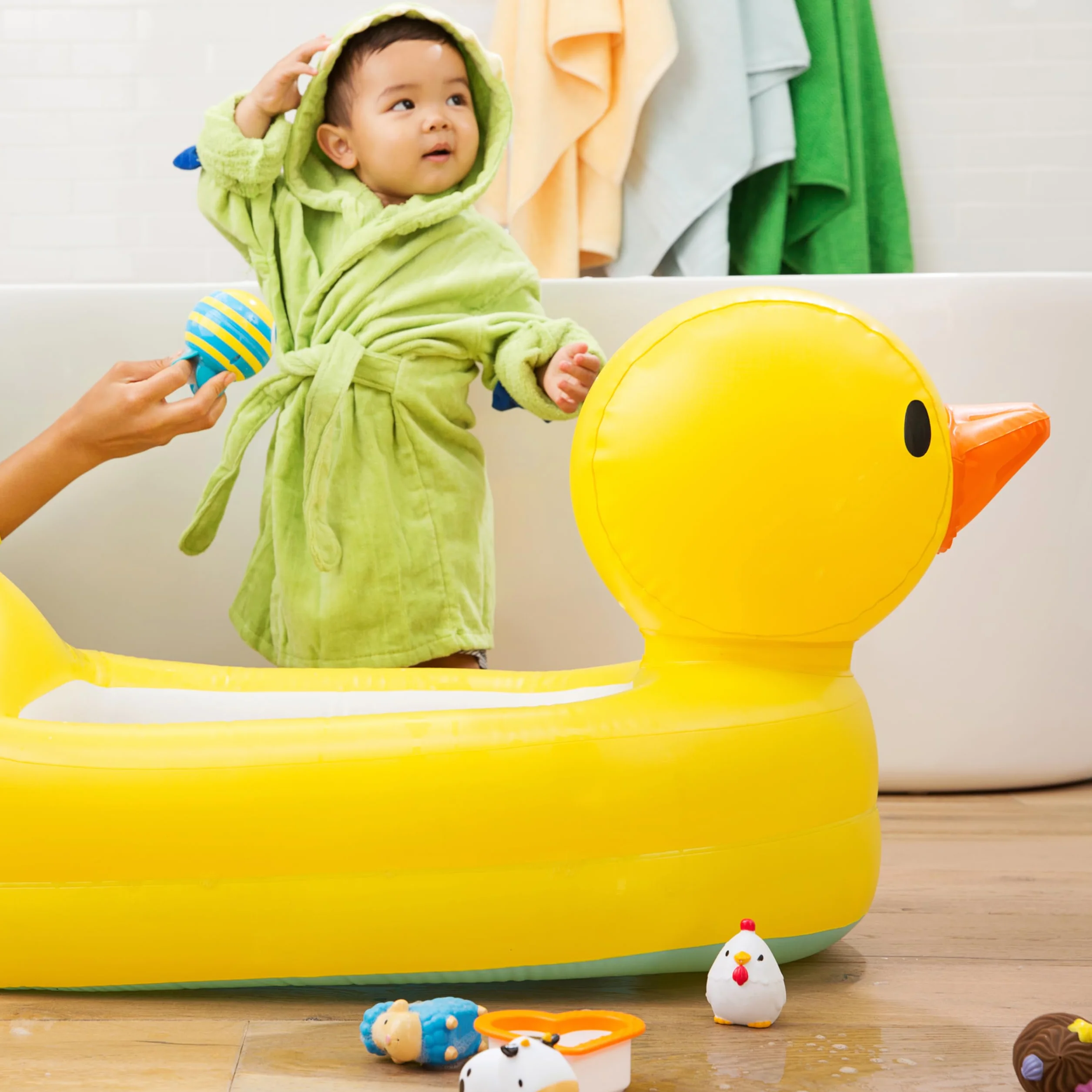 Munchkin White Hot Inflatable Baby Bath Duck Tub, suitable for alternative to larger paddling pools for small children, babies or toddlers. Ideal Baby Bath for traveling or for use at home.