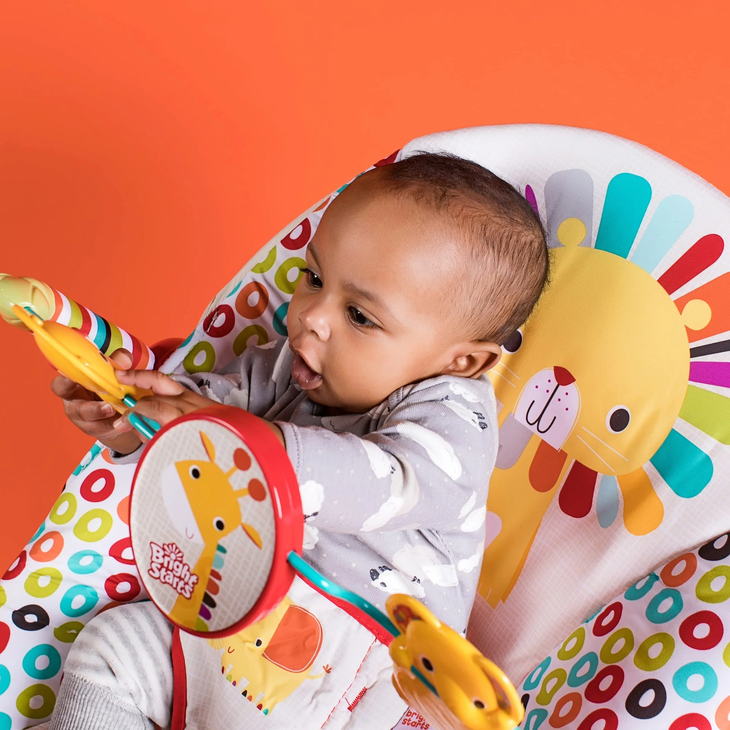 Bright Starts, Playful bujanka dla niemowląt z wibracjami, zdejmowanym łukiem do zabawy i interaktywnymi zabawkami