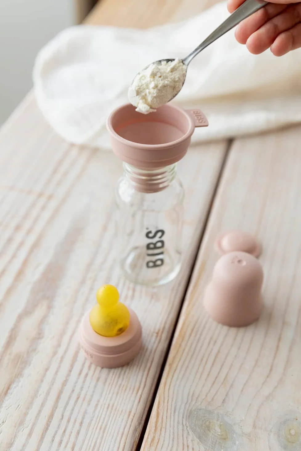 BIBS Bottle Nipple 2-Pack. Zapobiega kolce. Zapasowe smoczki do szklanej butelki do karmienia niemowląt Baby Glass Bottle. Okrągły smoczek z lateksu z kauczuku naturalnego. Główka smoczka BIBS Colour, Slow Flow, Bottle Nipples 2-Pack