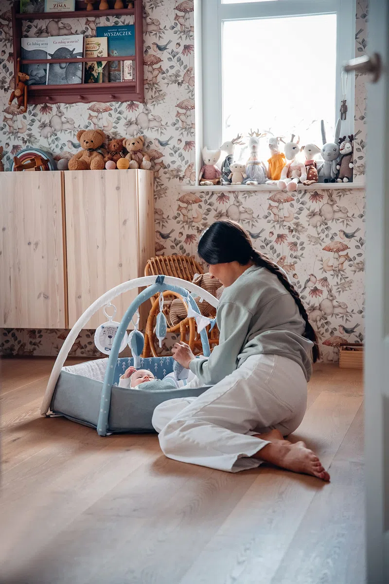 MoMi PASTEL łuk do zabawy z matą do raczkowania 3 w 1 dla dzieci od urodzenia, mata do aktywności sensorycznej z 2 arkuszami, kąpiel z piłkami, 5 zabawek, 30 piłek z torbą, poduszka do raczkowania