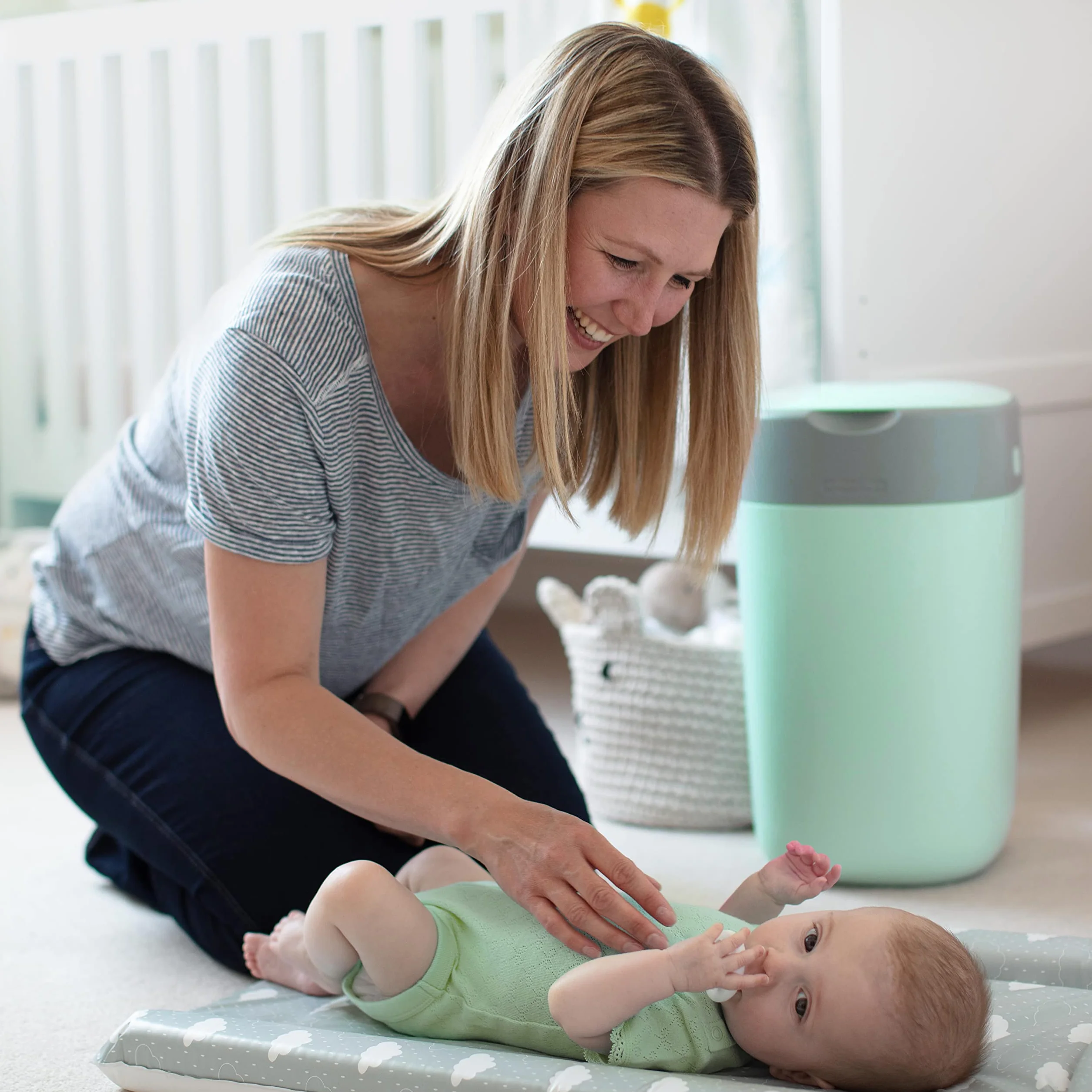 Tommee Tippee Twist and Click Advanced kosz na pieluchy, bardziej przyjazny dla środowiska z 1 wymiennymi wkład z folii antybakteryjnej GREENFILM, przyjazny, biały