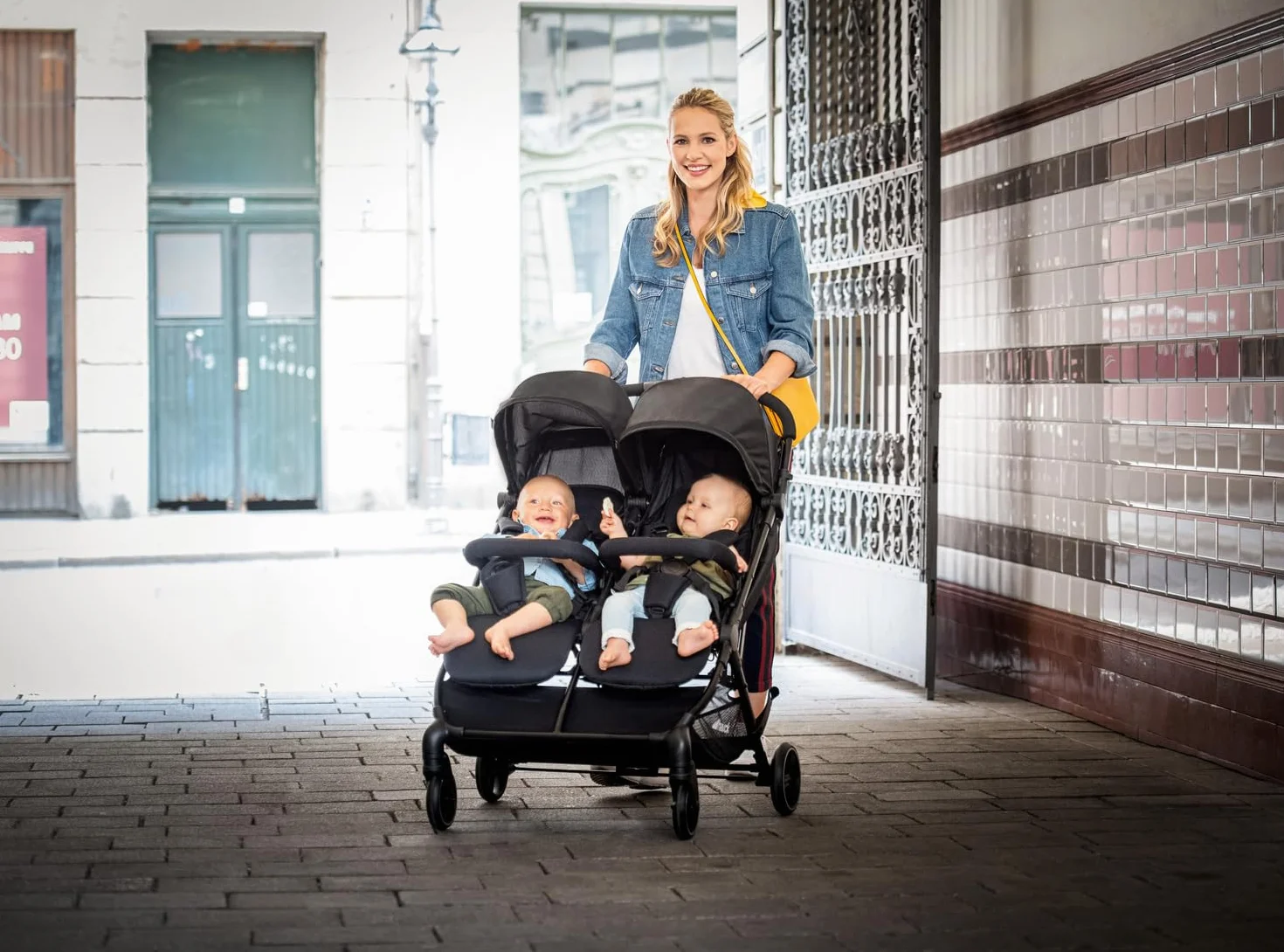 Hauck Podwójny wózek Swift X Duo, składany z funkcją rozkładania od urodzenia, dla 2 dzieci do 15 kg każde, kosz do 6 kg, kółka odporne na przebicie (czarny)