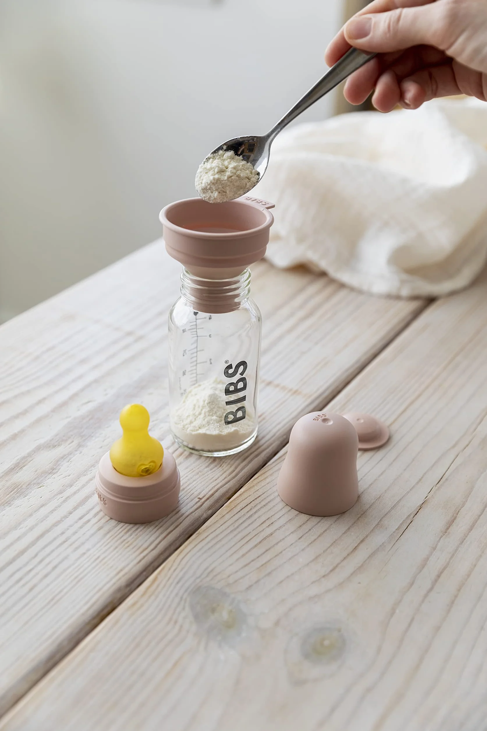 Butelka szklana BIBS. Antykolka. Okrągły smoczek z naturalnego lateksu kauczukowego, wspomaga naturalne karmienie piersią, kompletny zestaw - 110 ml, szałwia