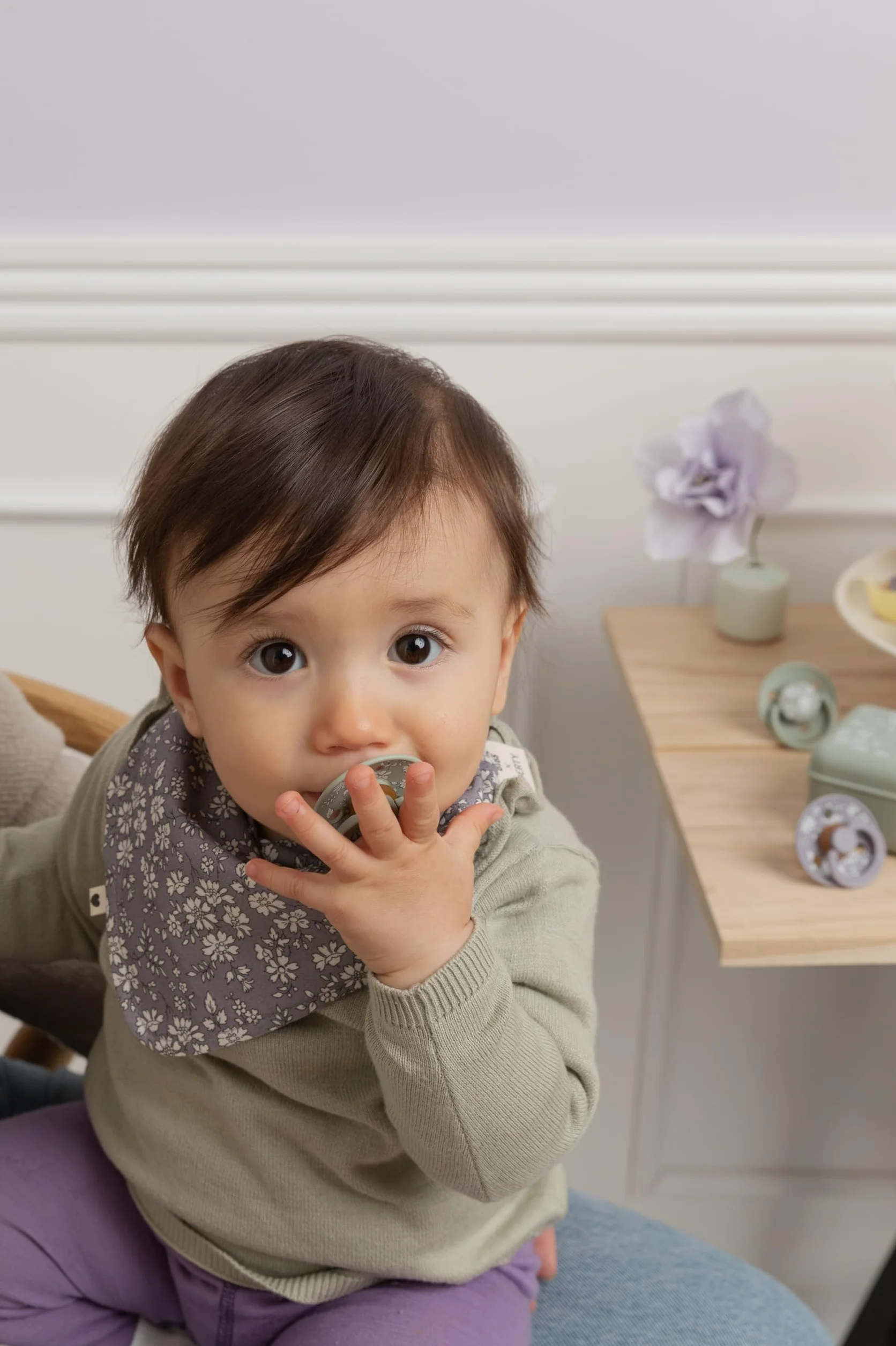 BIBS x LIBERTY Pokrowiec na butelkę dla niemowląt 110ml - Neoprenowa osłona ochronna, Wzór Liberty, Small, Charmomile Lawn Baby Blue
