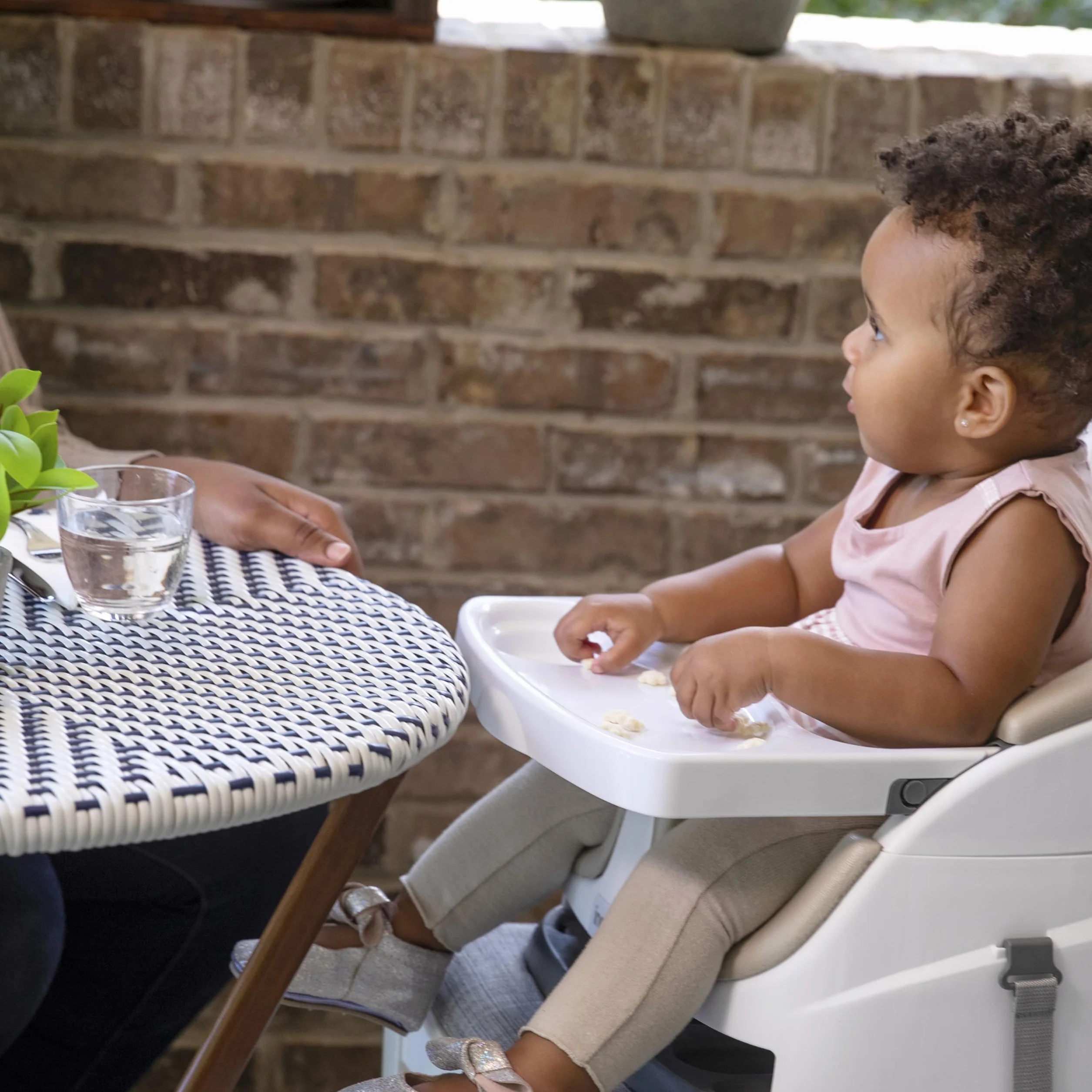 Ingenuity Baby Base 2 w 1 fotelik dziecięcy fotel podwyższający siedzisko do jadalni i karmienia dla małych dzieci ze zdejmowaną tacą