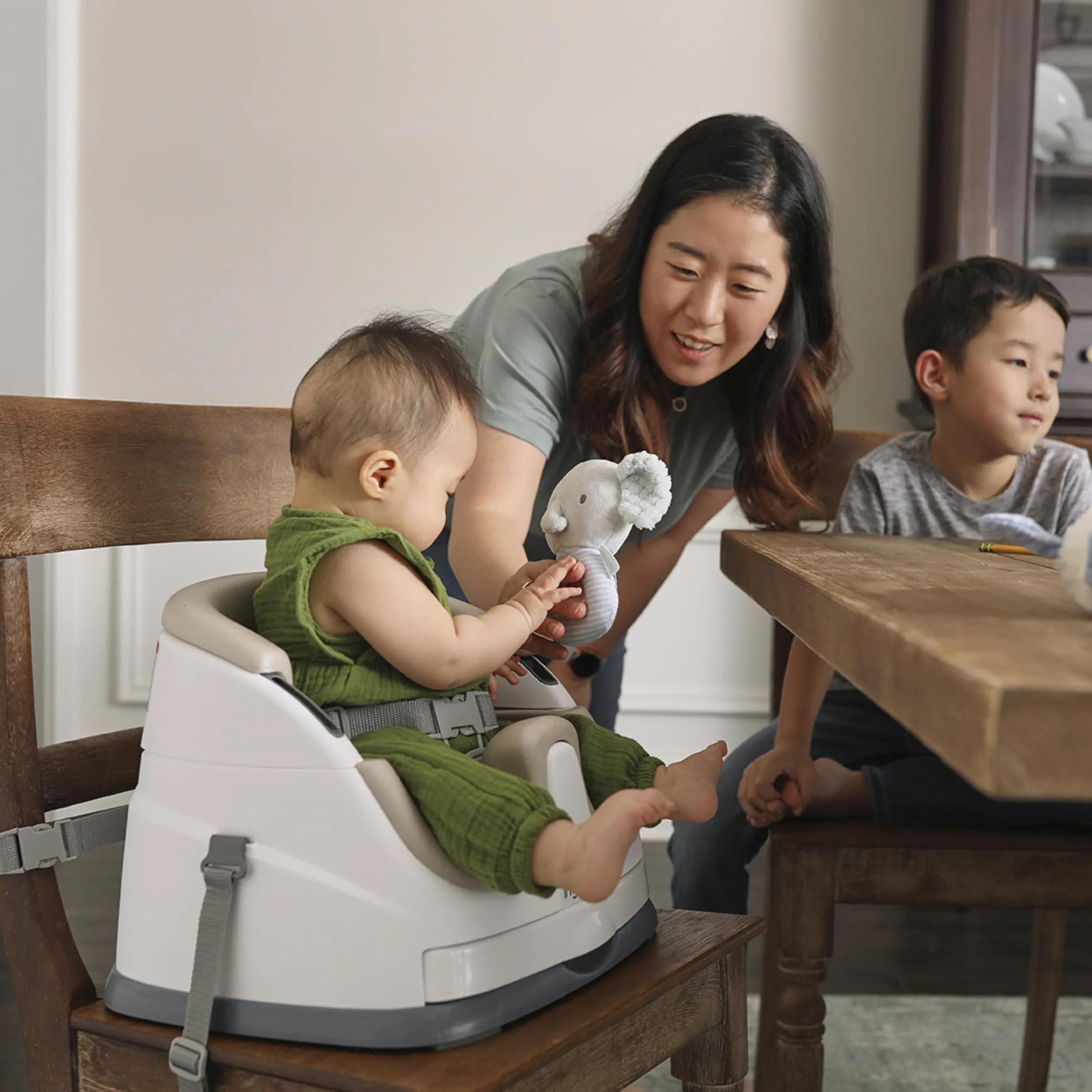 Ingenuity Baby Base 2 w 1 fotelik dziecięcy fotel podwyższający siedzisko do jadalni i karmienia dla małych dzieci ze zdejmowaną tacą