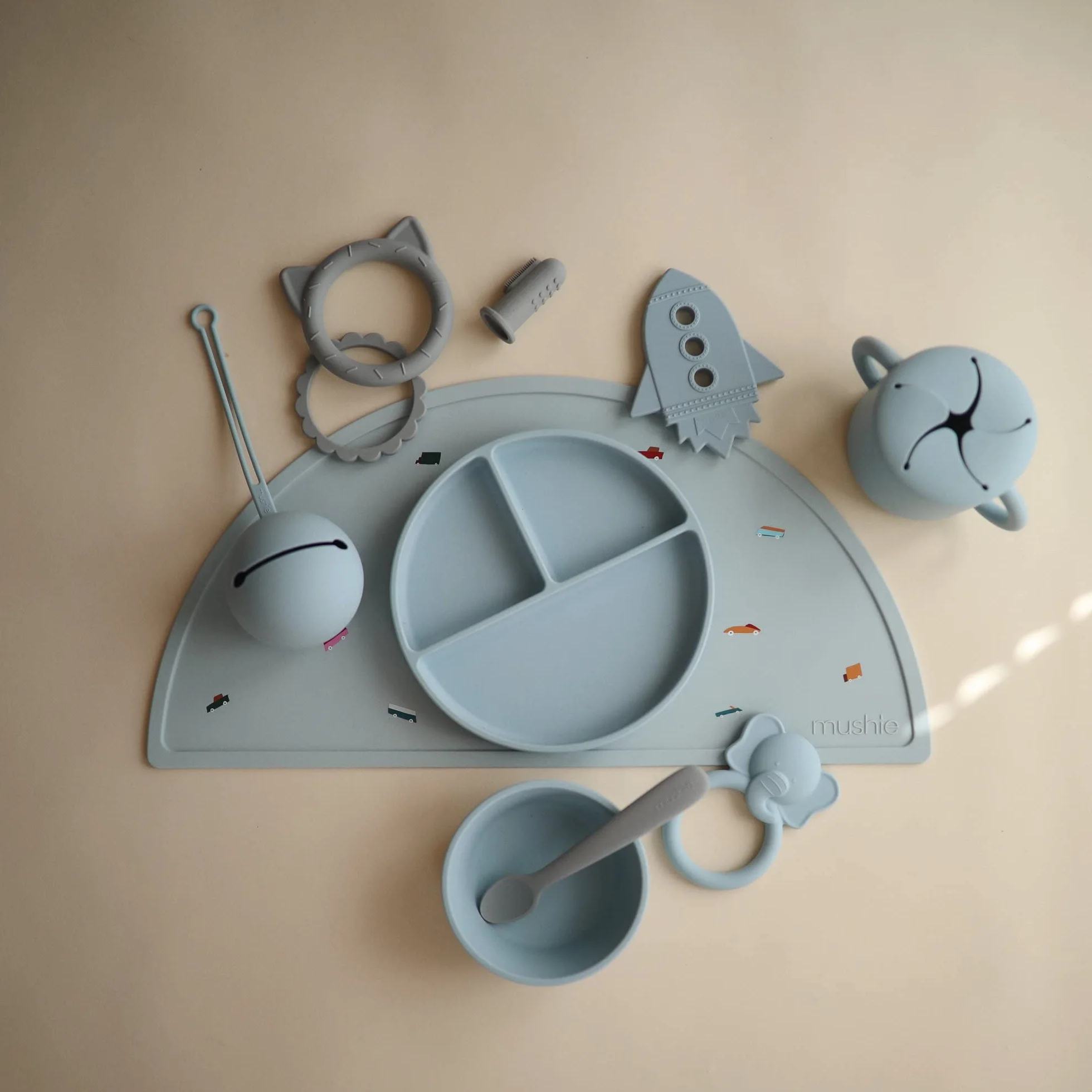 Mushie Silikonowy Talerz Podzielony z Przyssawką Antypoślizgową dla Niemowląt, Powder Blue