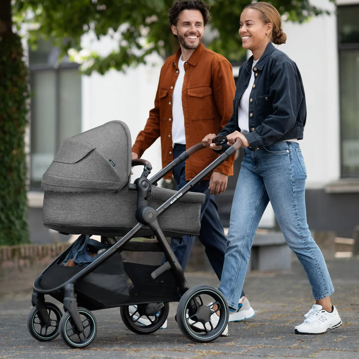 Maxi-Cosi Zelia S Trio Wielofunkcyjny Wózek Dziecięcy 3w1, 0–4 Lata, do 22 kg, Składany, Kompakt i Odchylany Wózek Spacerowy z Fotelik Samochodowy CabrioFix S i-Size i Torbą z Akcesoriami, Szary