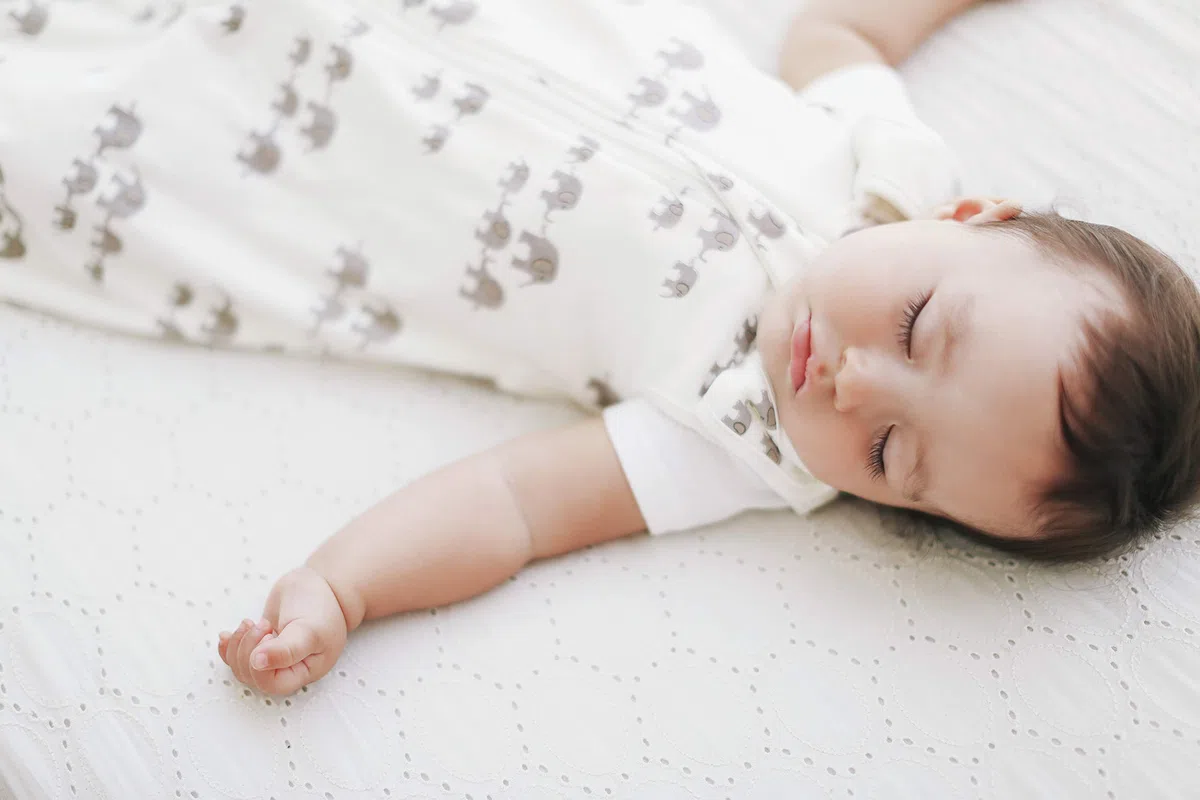 Ergobaby Regulowany Śpiworek Dziecięcy TOG 0,5 z Otworem na Pasek i Dwukierunkowym Zamkiem Błyskawicznym, Dzieci 0–6 Miesięcy, na Lato, Wzór w Słonie
