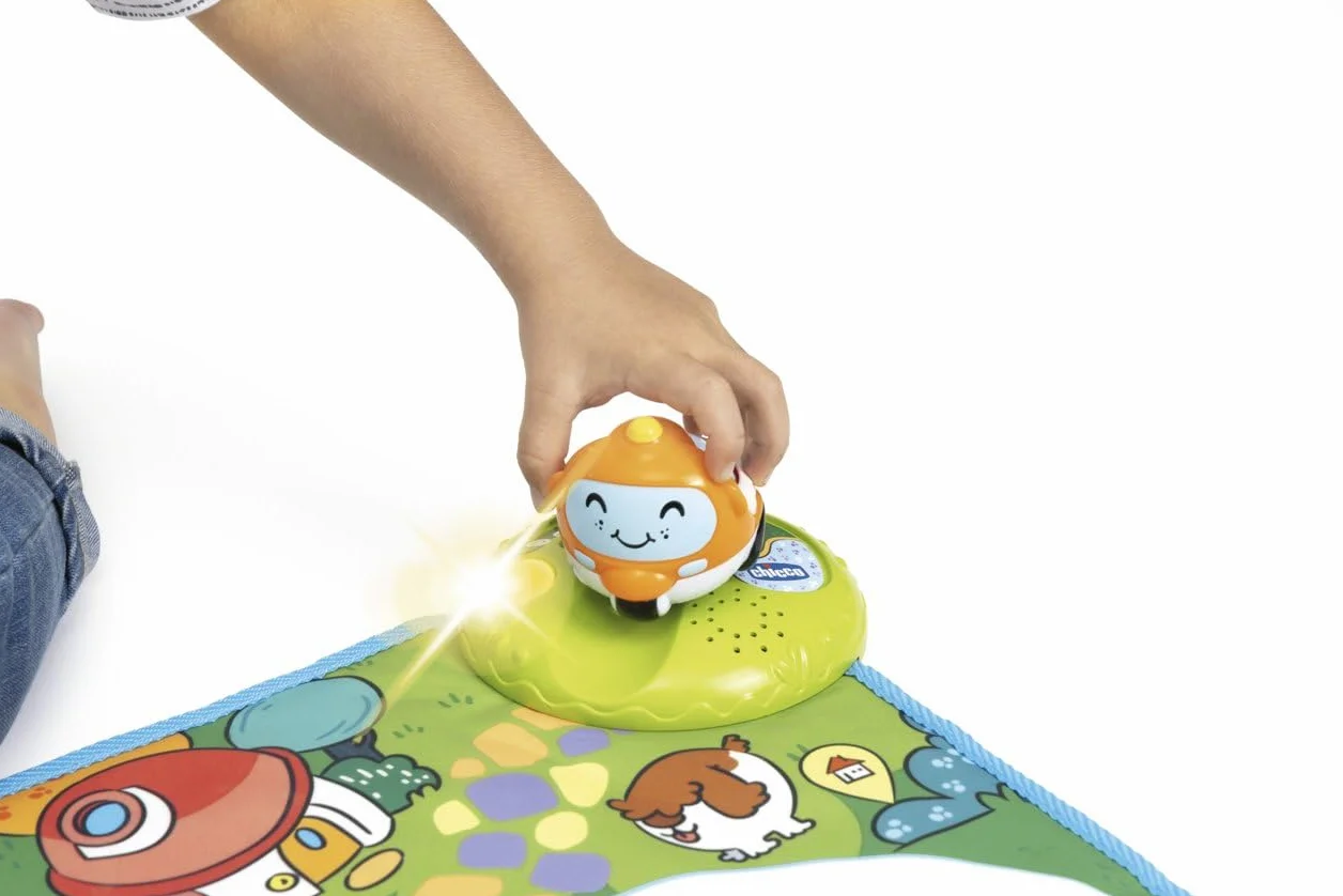 Chicco Elektroniczna mata do zabawy Turbo Ball Maxi 110 x 60 cm interaktywny dywan ze światłami i quizami 15 punktów interakcji 1 pojazd
