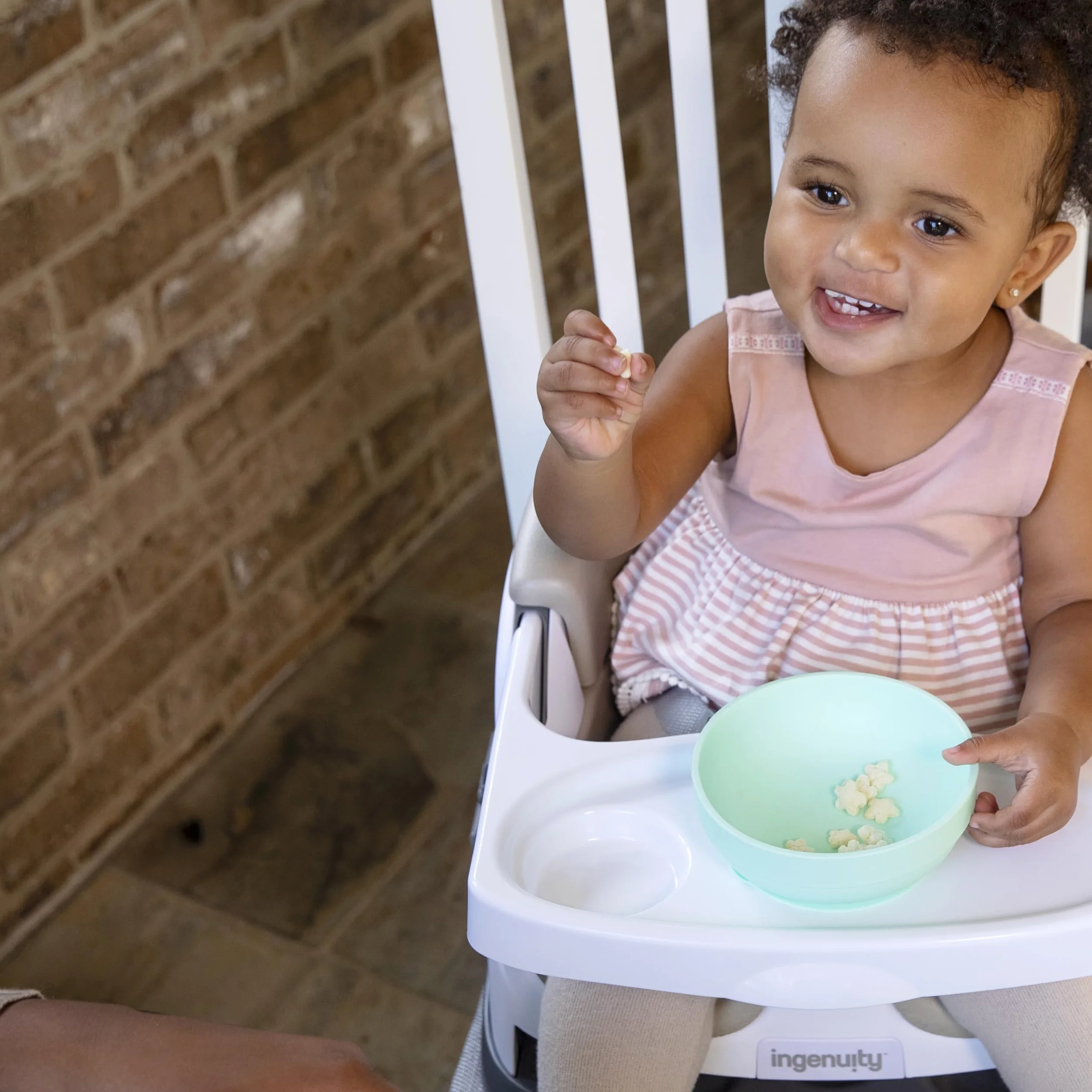 Ingenuity Baby Base 2 w 1 fotelik dziecięcy fotel podwyższający siedzisko do jadalni i karmienia dla małych dzieci ze zdejmowaną tacą