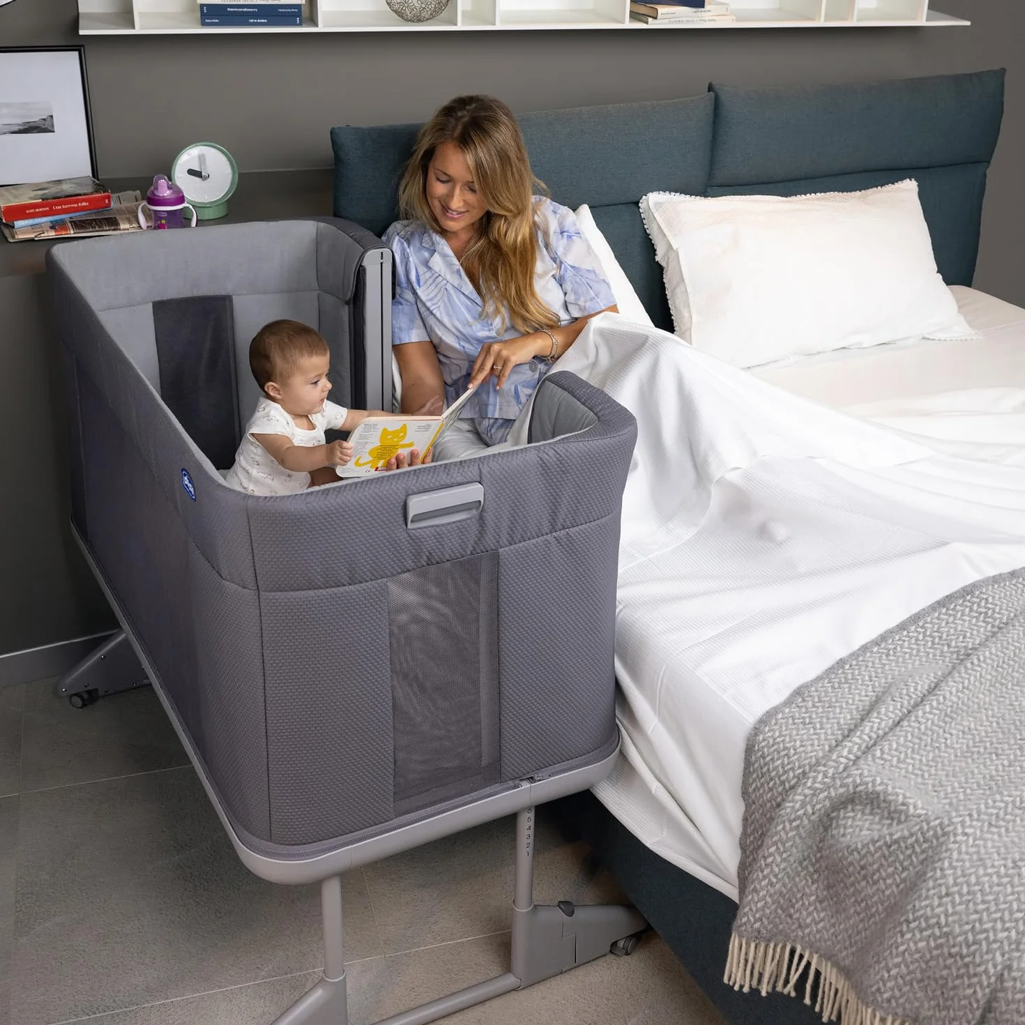 Chicco Next2Me Forever, Łóżeczko dziecięce boczne 3 w 1, łóżeczko staje się łóżeczkiem Montessori, do 4 lat (22 kg), regulowana wysokość, dobra cyrkulacja powietrza, 4 koła, materac w zestawie