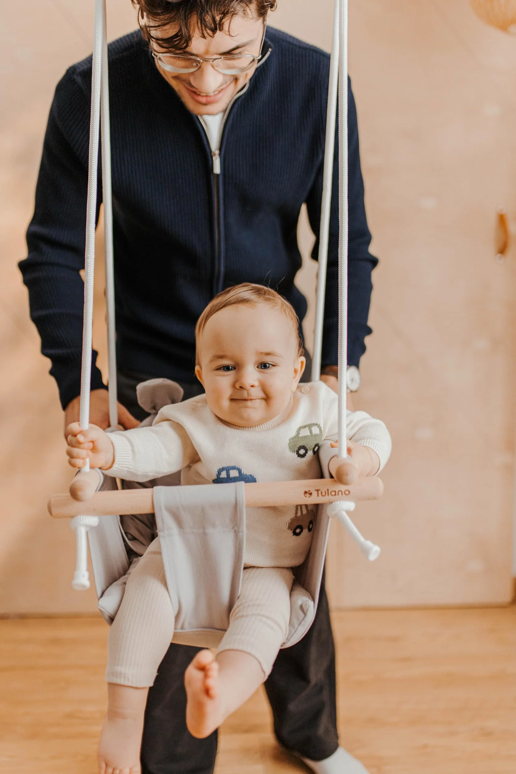 Tulano Hop 30 Huśtawka ogrodowa dla dzieci niemowląt od 6-36 miesięcy, Drewniana, Do domu, Wytrzymałość do 36 kg, z Pasem bezpieczeństwa, Dwie poduszki, Beżowa