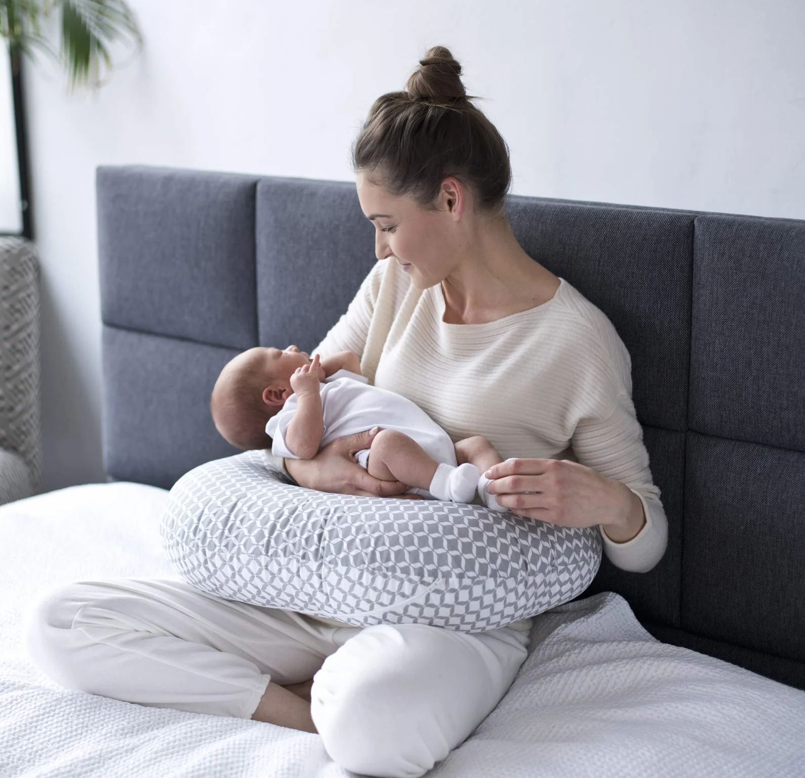 Motherhood Ergonomiczna Poduszka do Karmienia Szary 54 x 36 x 16 cm
