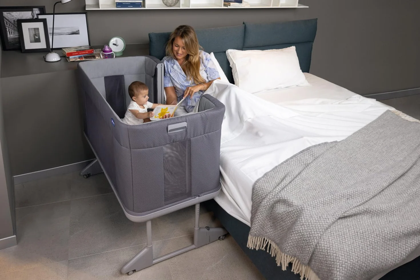 Chicco Next2Me Forever, Łóżeczko dziecięce boczne 3 w 1, łóżeczko staje się łóżeczkiem Montessori, do 4 lat (22 kg), regulowana wysokość, dobra cyrkulacja powietrza, 4 koła, materac w zestawie