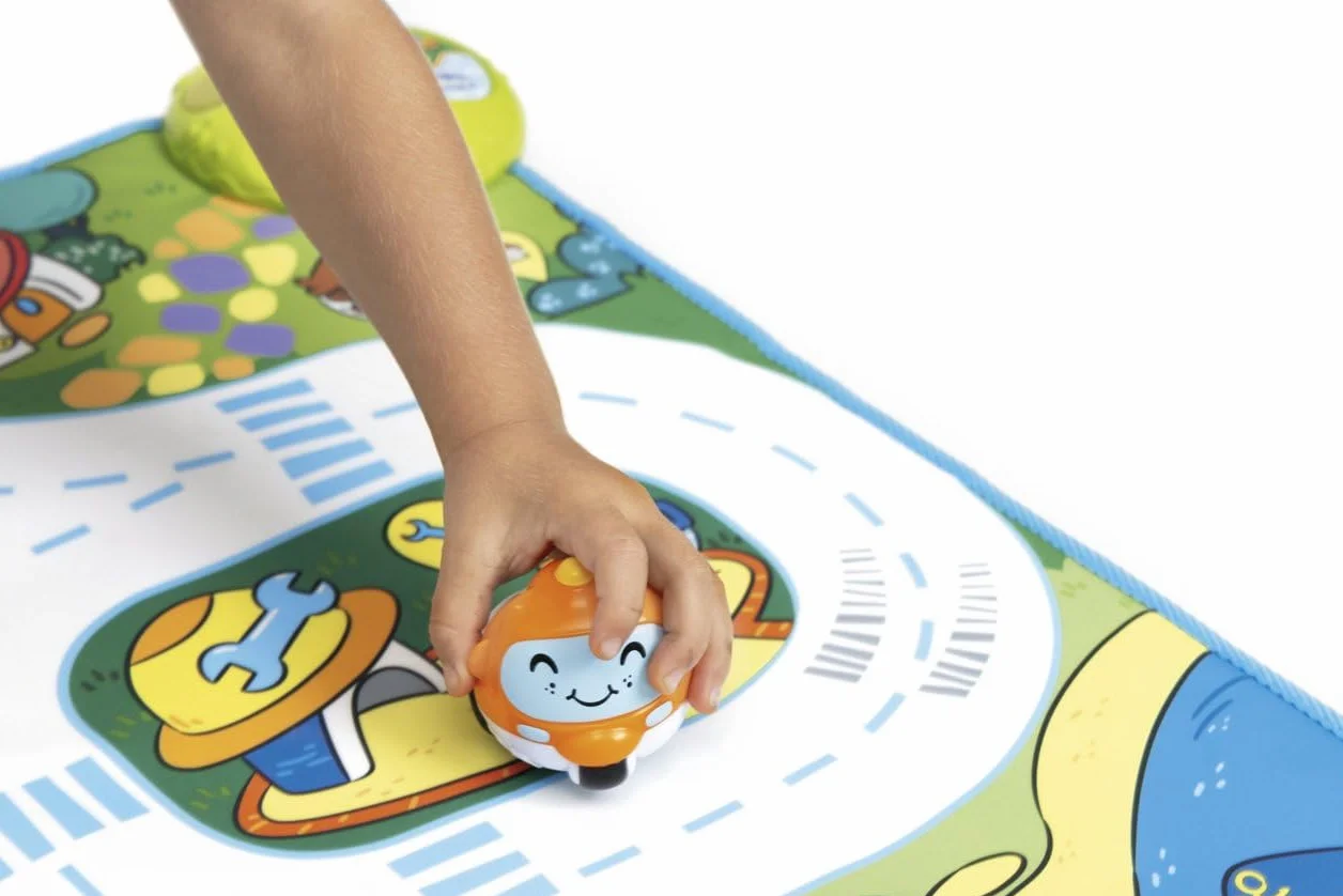 Chicco Elektroniczna mata do zabawy Turbo Ball Maxi 110 x 60 cm interaktywny dywan ze światłami i quizami 15 punktów interakcji 1 pojazd