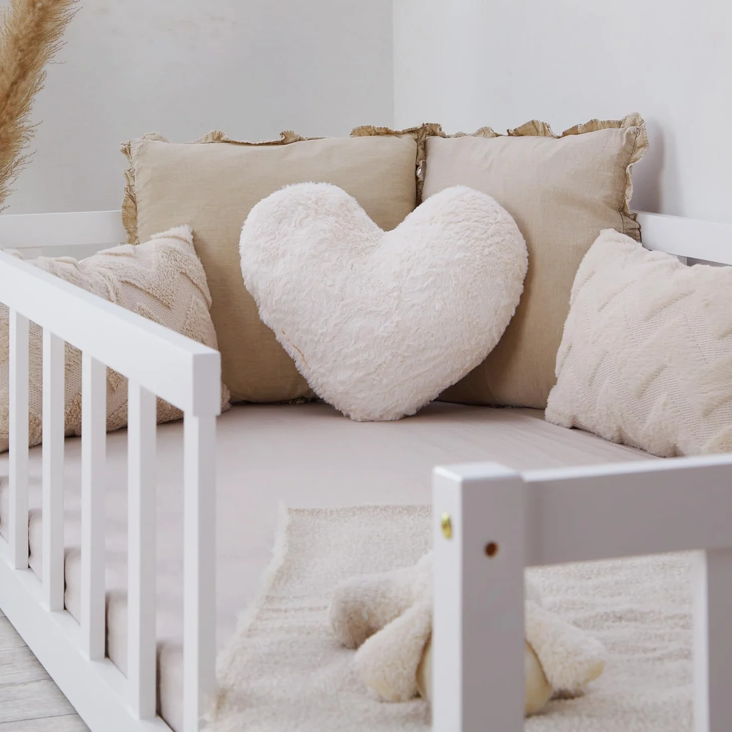 Homestyle4u 2523 - Łóżko dziecięce - z ochroną przed upadkiem - 90 x 200 cm - Łóżko podłogowe Montessori - Stelaż listwowy - Biały