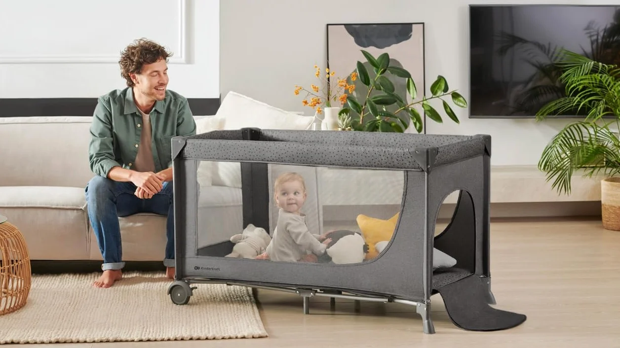 Kinderkraft JOY 2 Łóżeczko turystyczne 2 w 1, Boczne wejście, Szybkie składanie i rozkładanie, Zabezpieczenie przed złożeniem, Kółka i torba ułatwiające transport, Beżowy