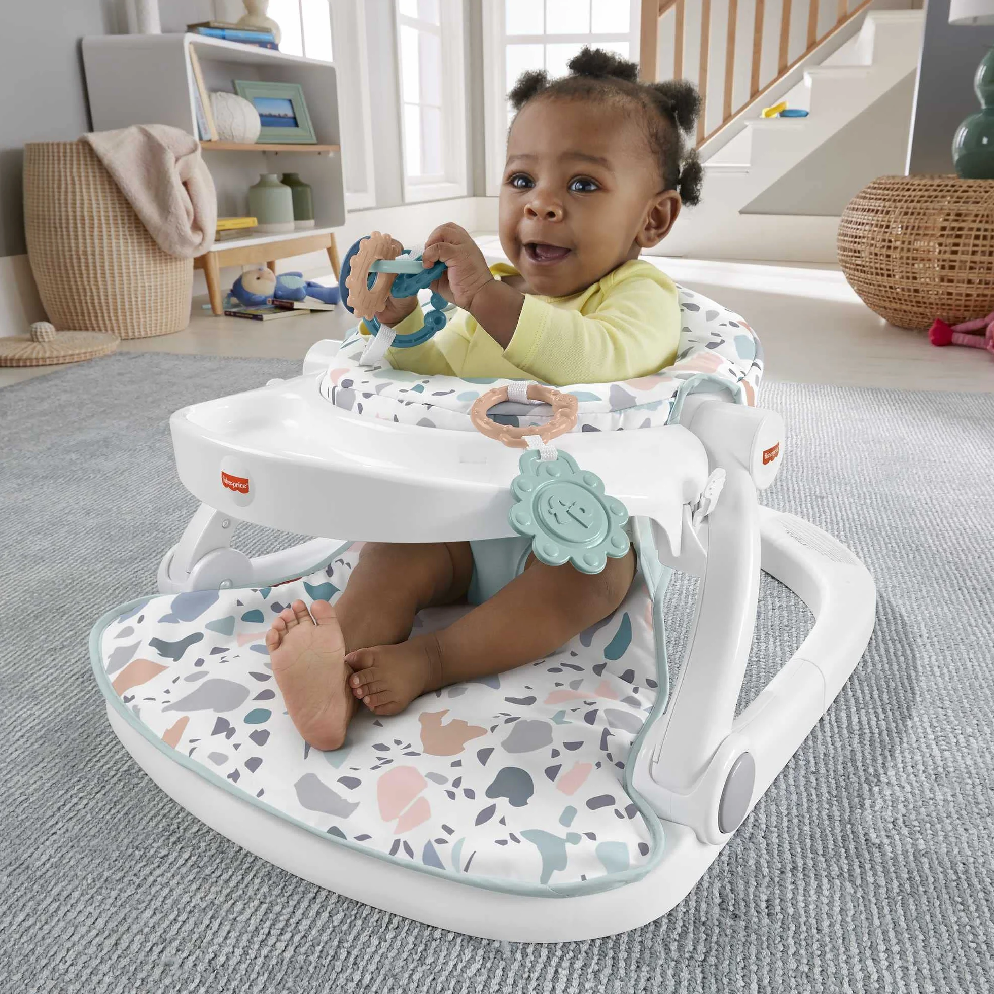 Fisher-Price Fotelik-siedzisko „Siadaj ze mną” z blacikiem, ze wzorem kamienistej plaży, przenośny fotelik dla niemowląt z zabawkami - HPF45