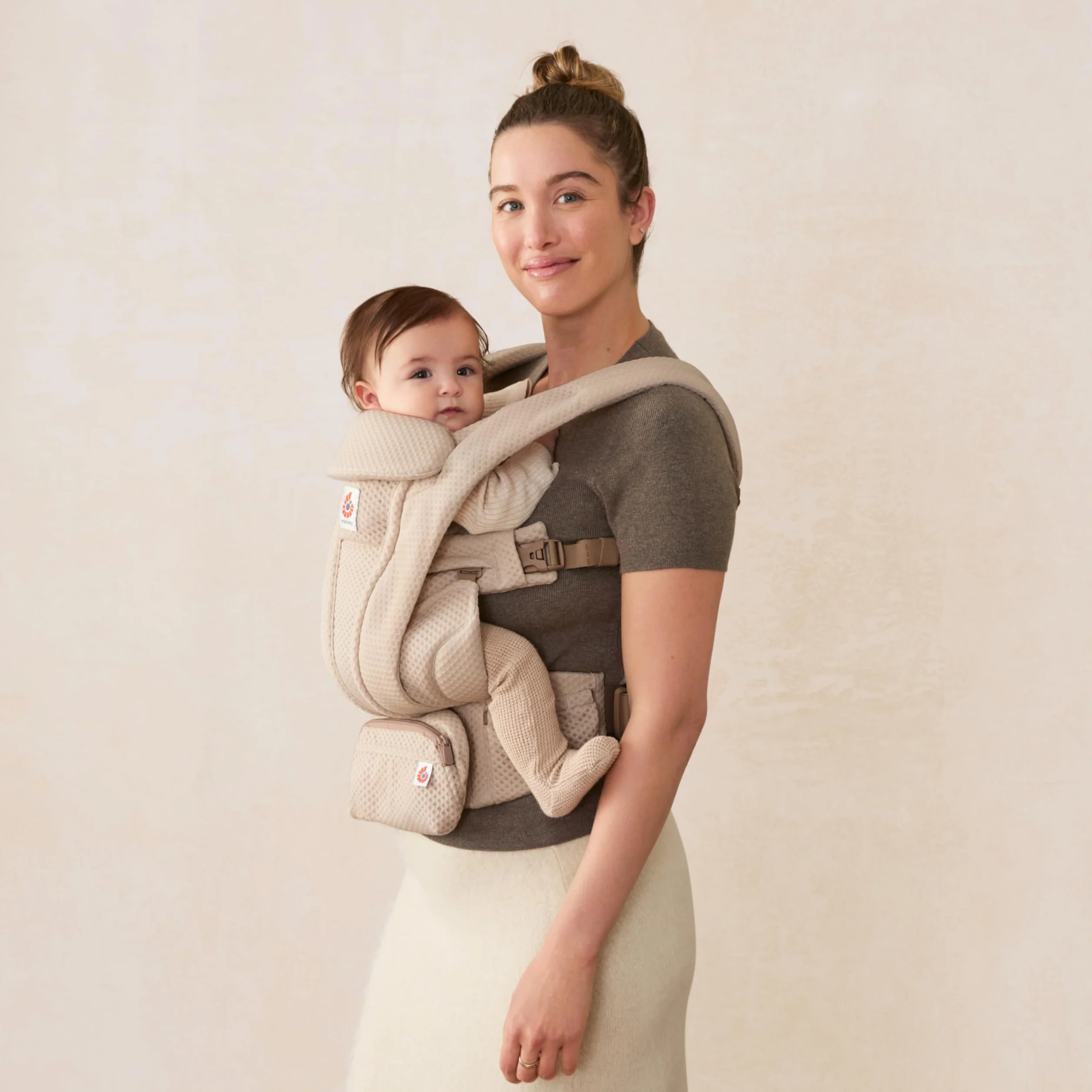 Ergobaby Omni Deluxe uniwersalny nosidełko dla noworodków od urodzenia do 20 kg, ergonomiczny 4-pozycyjny siatkowy nosidełko, plecak, system podróżny, naturalny beż