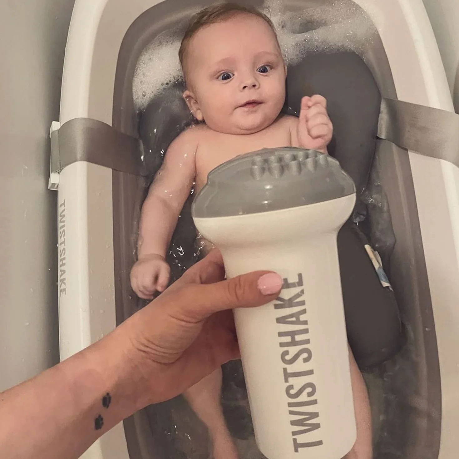 Twistshake Kanna do Kąpieli Dziecka | Myjka Do Włosów | Spłukiwanie Szamponu | Bezpieczna | Ergonomiczna | Wolna od BPA/BPS | Łatwa w Czyszczeniu