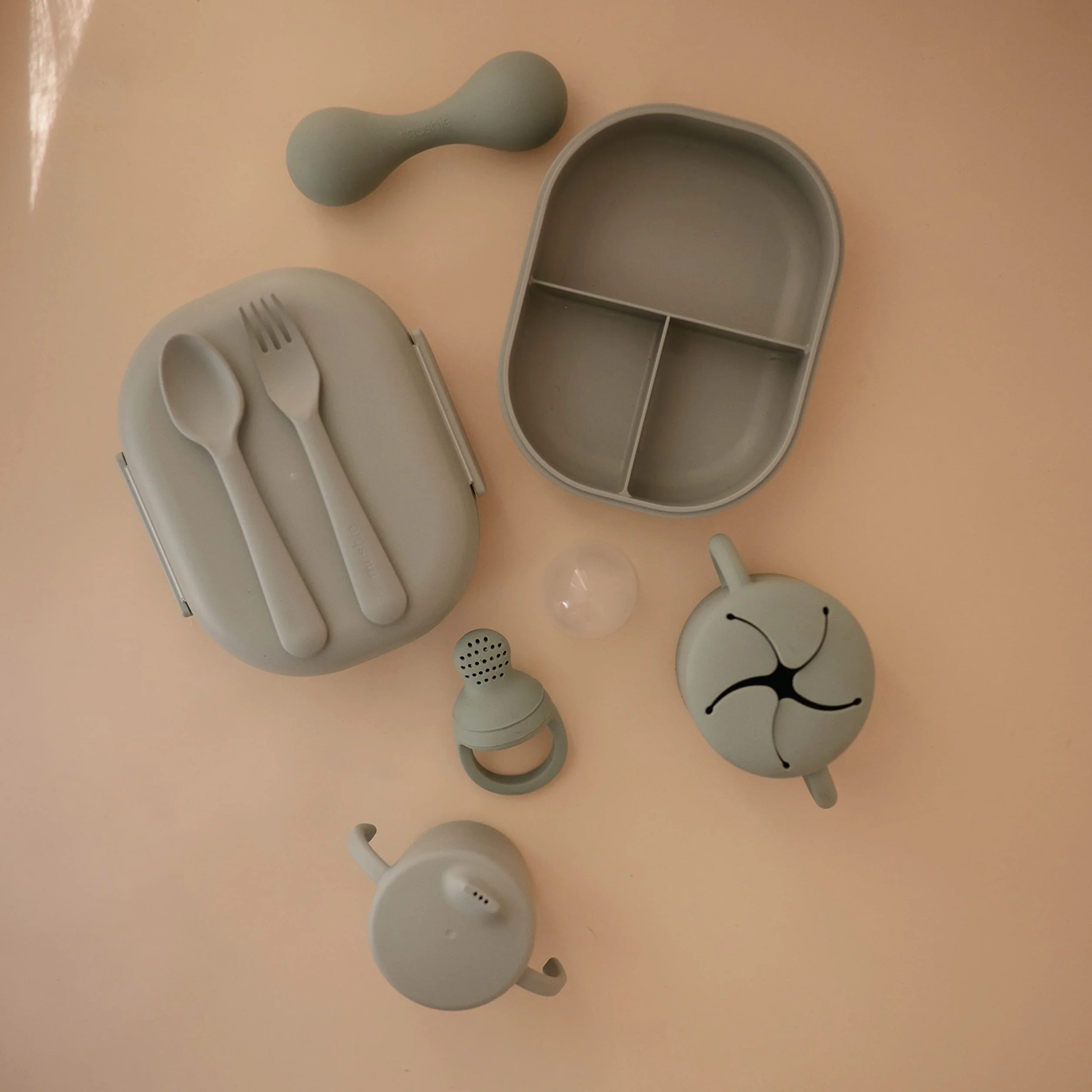 Mushie Trainer Sippy Cup – kubek dla niemowląt bez BPA, ze zdejmowaną pokrywką i uchwytami ułatwiającymi trzymanie – nadaje się do mycia w zmywarce, zaprojektowany w Danii kubek dla maluchów dla