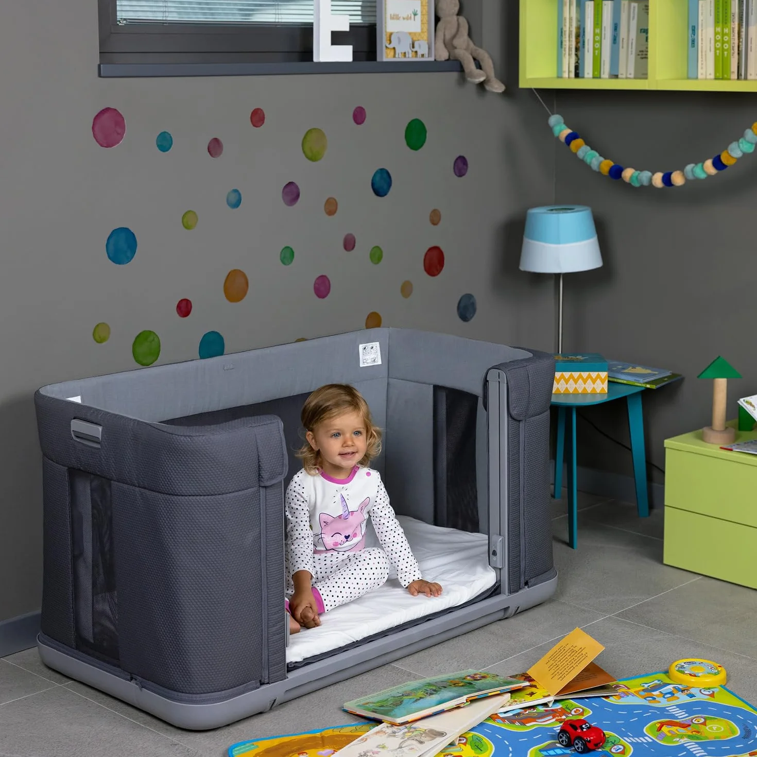 Chicco Next2Me Forever, Łóżeczko dziecięce boczne 3 w 1, łóżeczko staje się łóżeczkiem Montessori, do 4 lat (22 kg), regulowana wysokość, dobra cyrkulacja powietrza, 4 koła, materac w zestawie